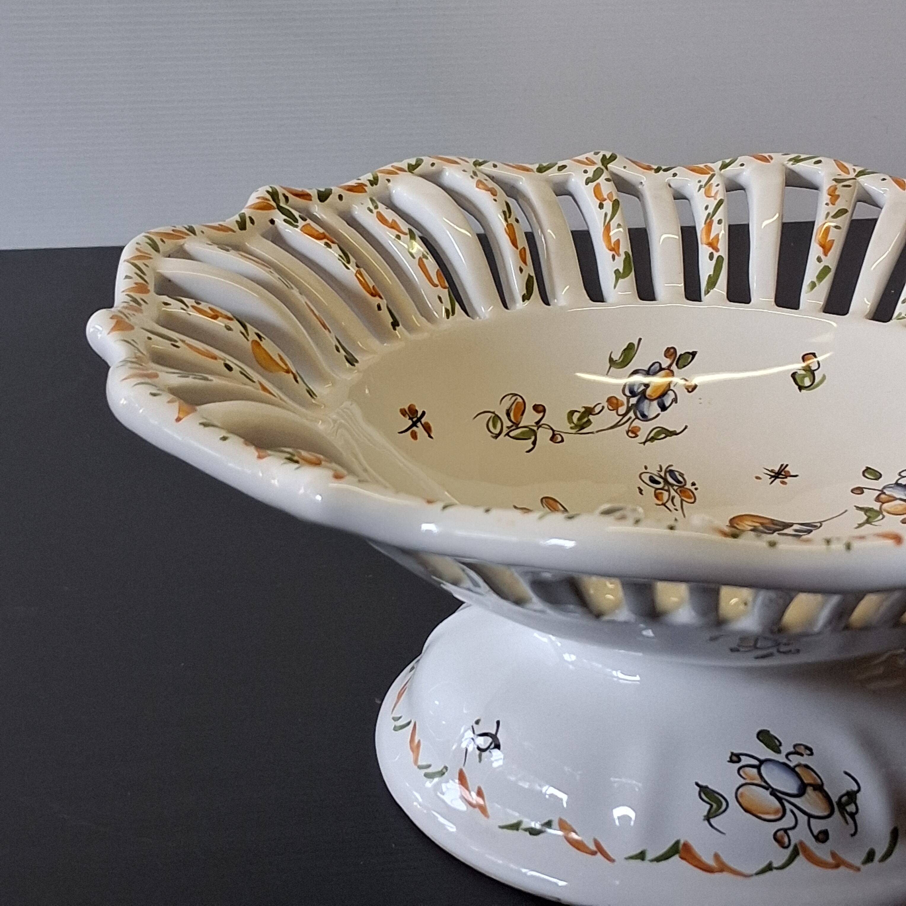 Very nice fruit bowl "Vieux Moustiers" in very good condition.