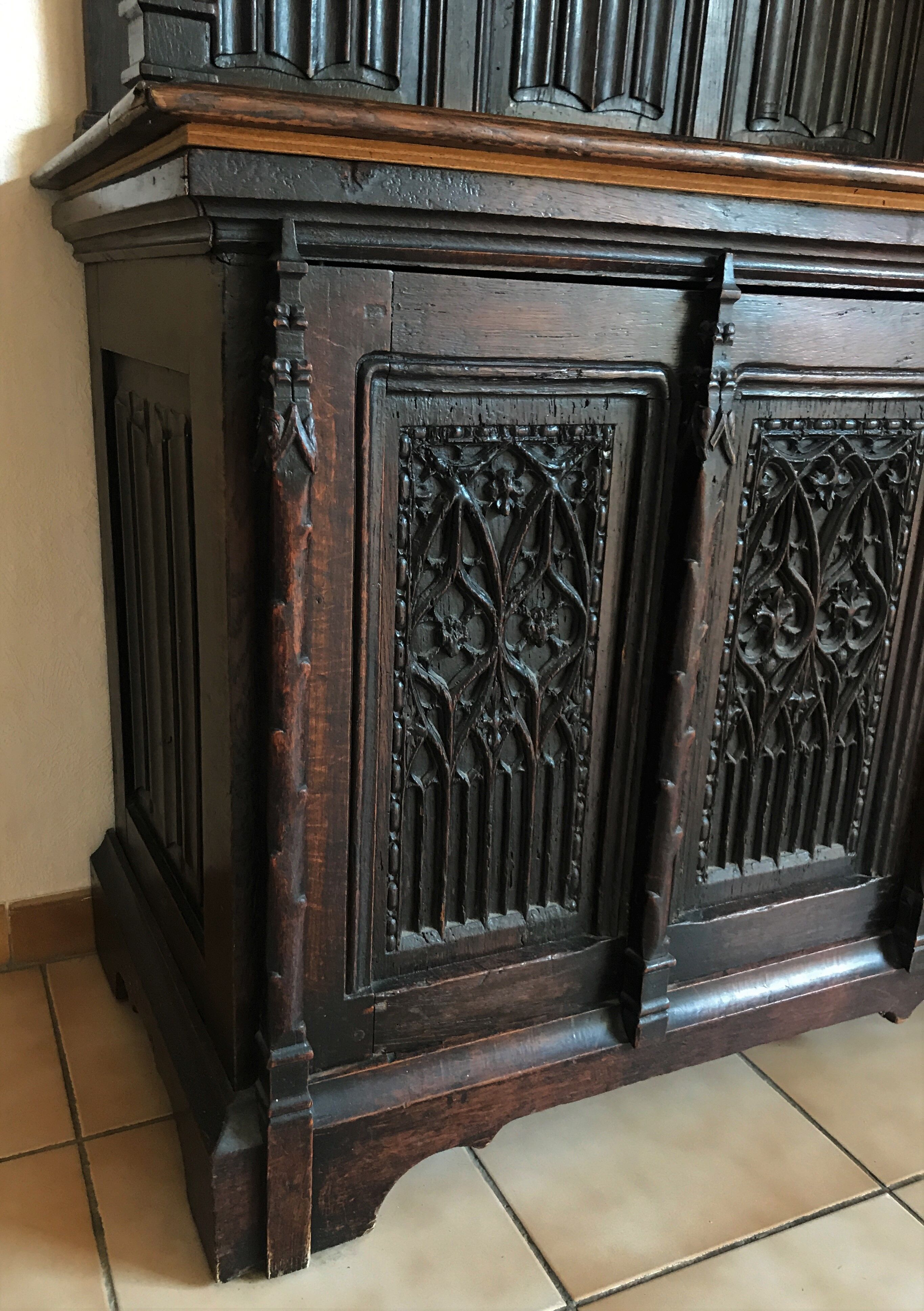 Vaisselier Gothic style