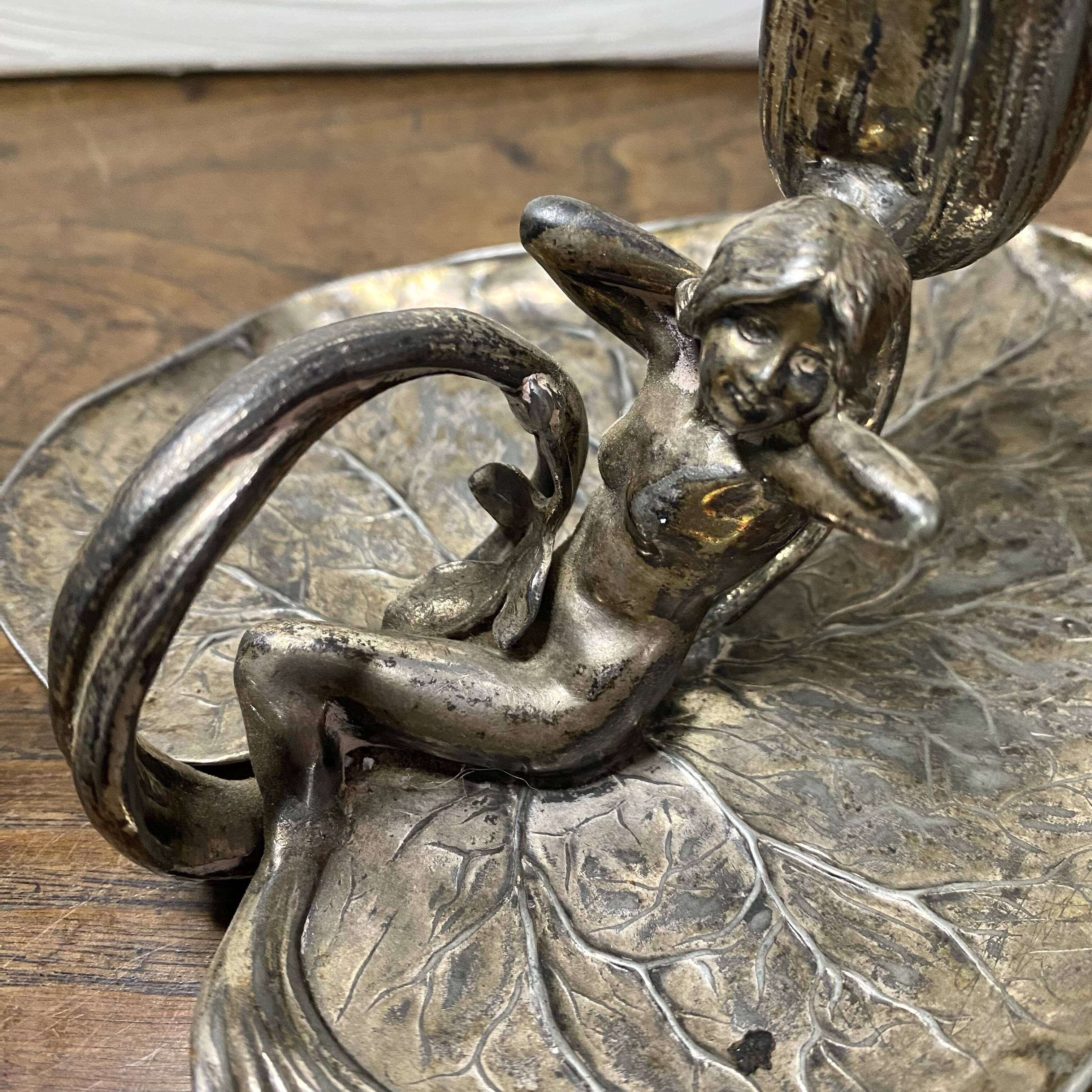 Water lily leaf thumb candle holder