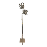 Floor lamp with metal flowers
