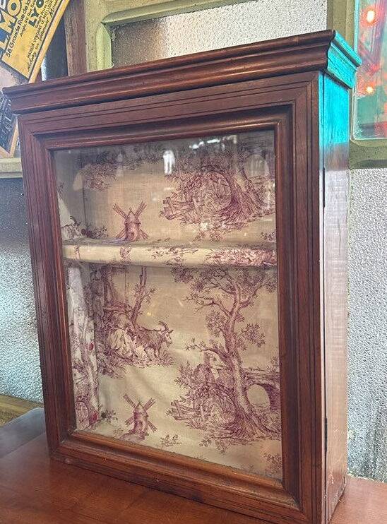 Vitrine murale en bois et toile de Jouy