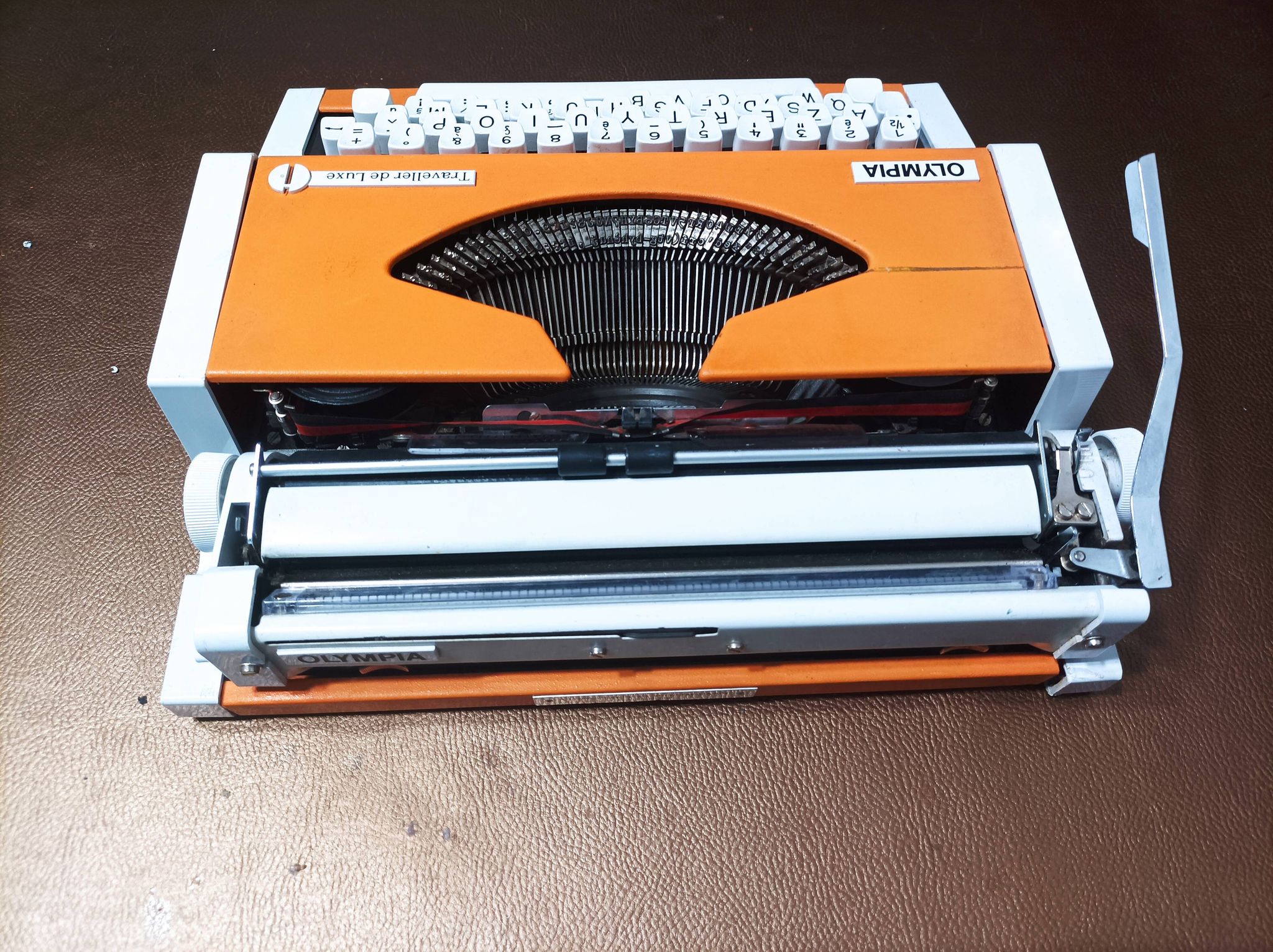 Machine à écrire Olympia traveller de luxe orange révisé et ruban neuf