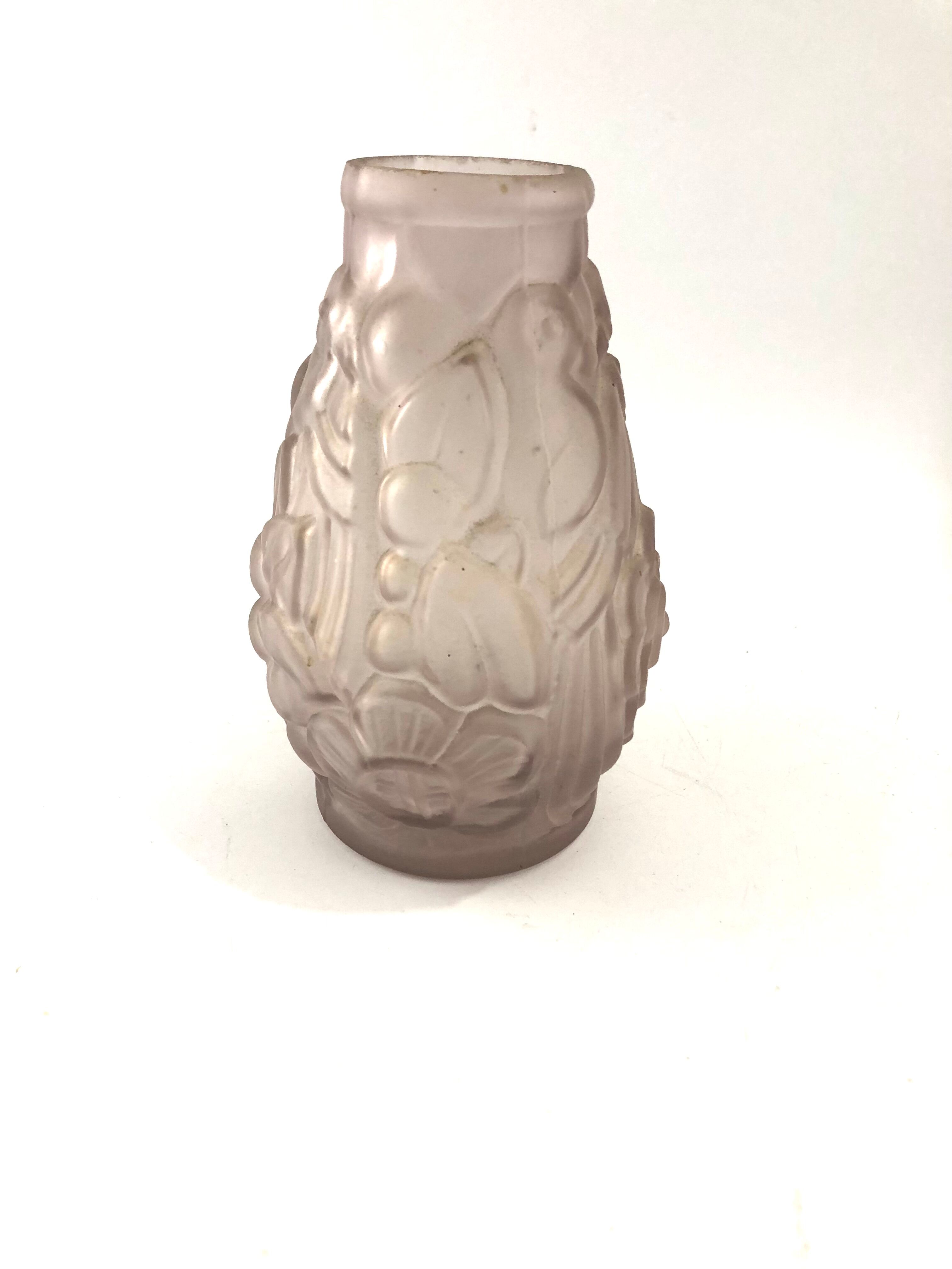 Art Deco vase in pink pressed glass with bird decoration