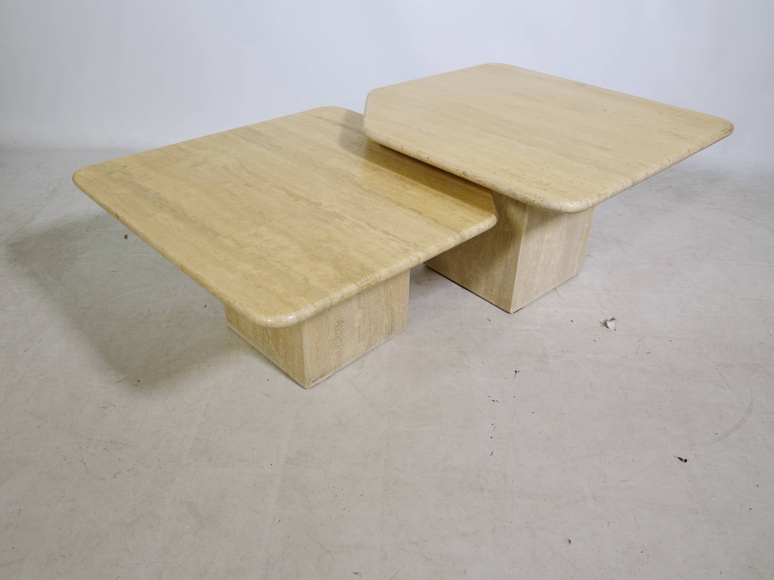 Tables gigognes en travertin, ensemble de 2, années 1970