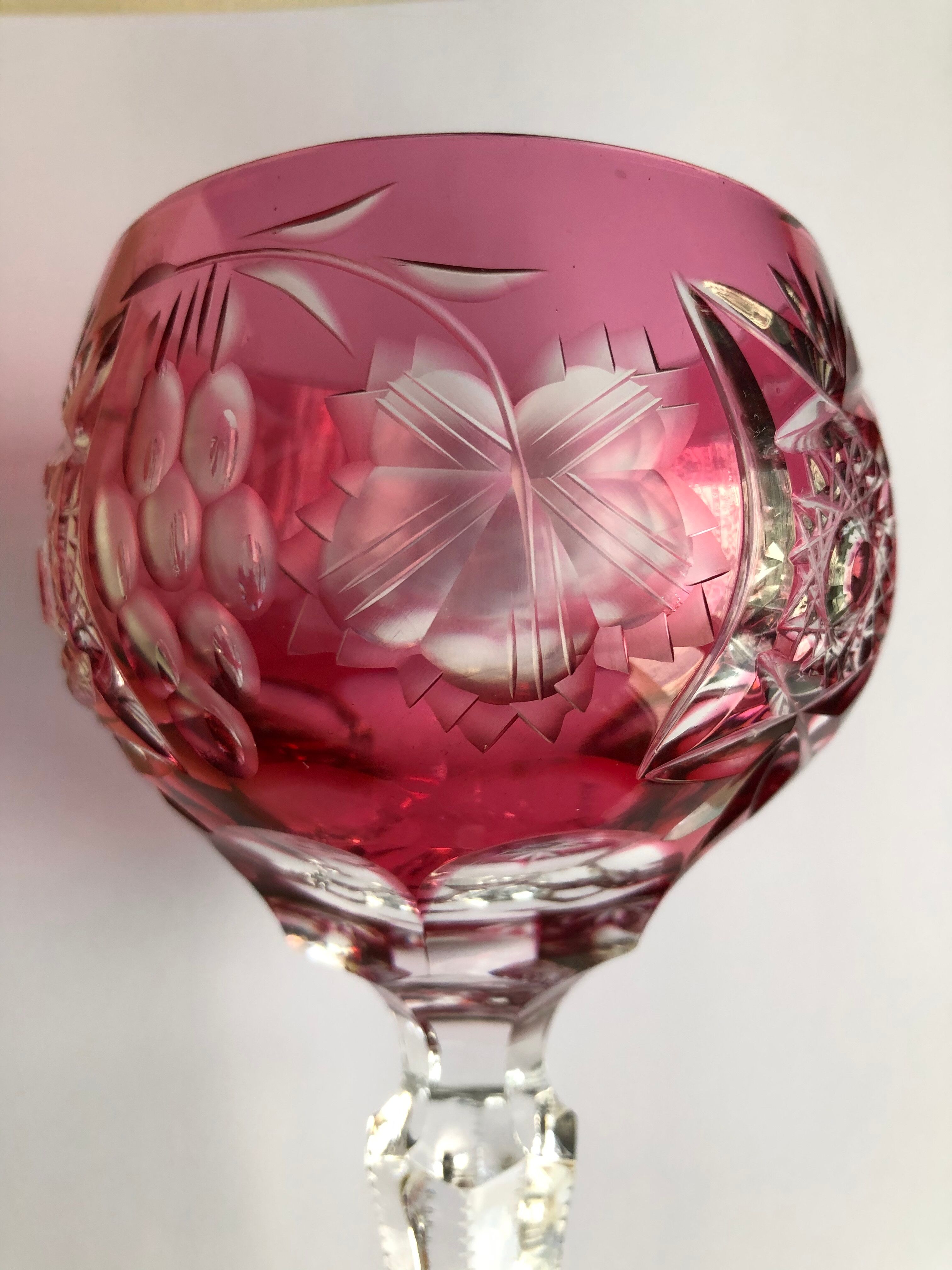 Ensemble de cinq verres à pied en cristal de couleur