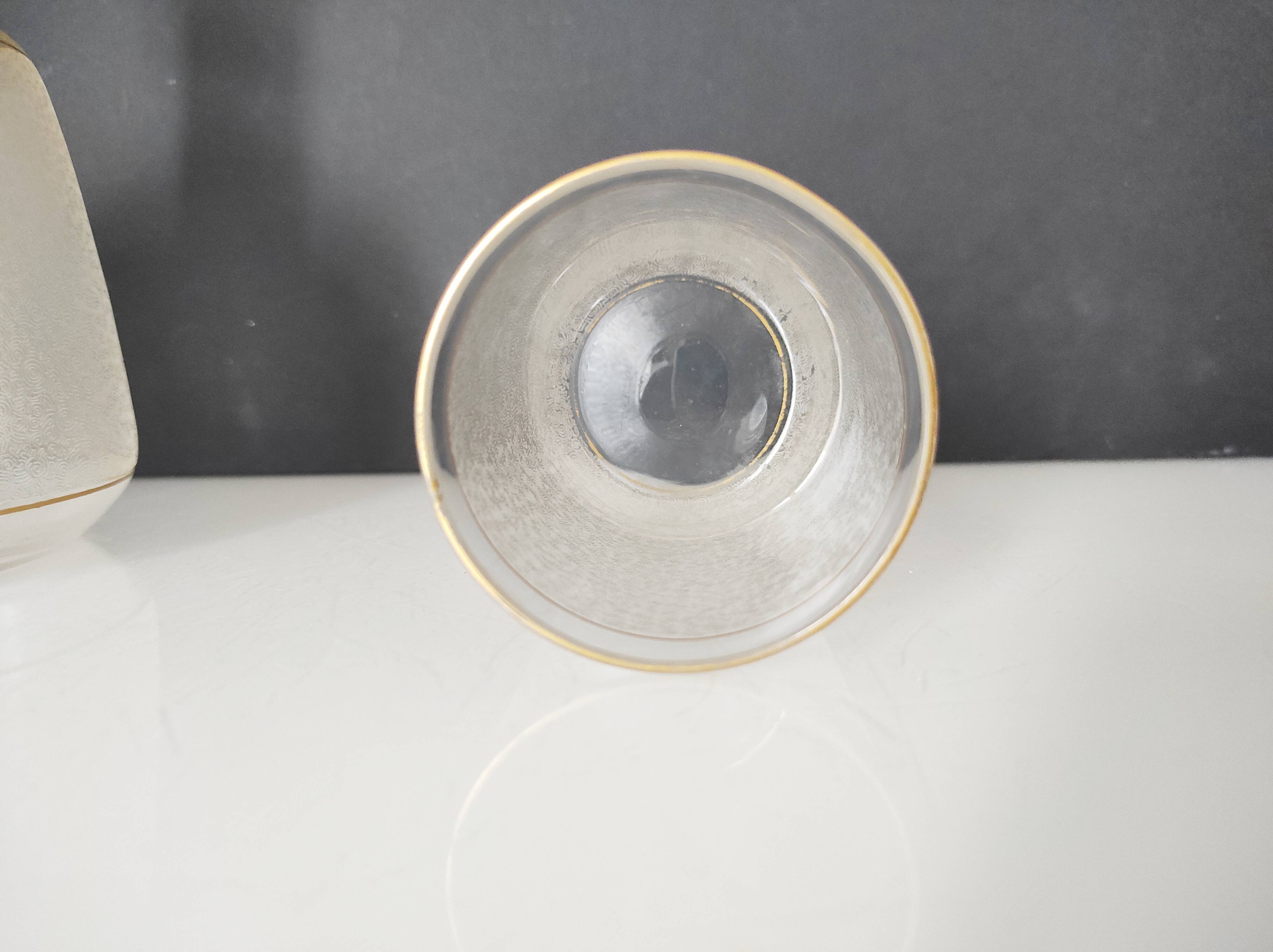 Carafe de nuit et son verre en verre givré