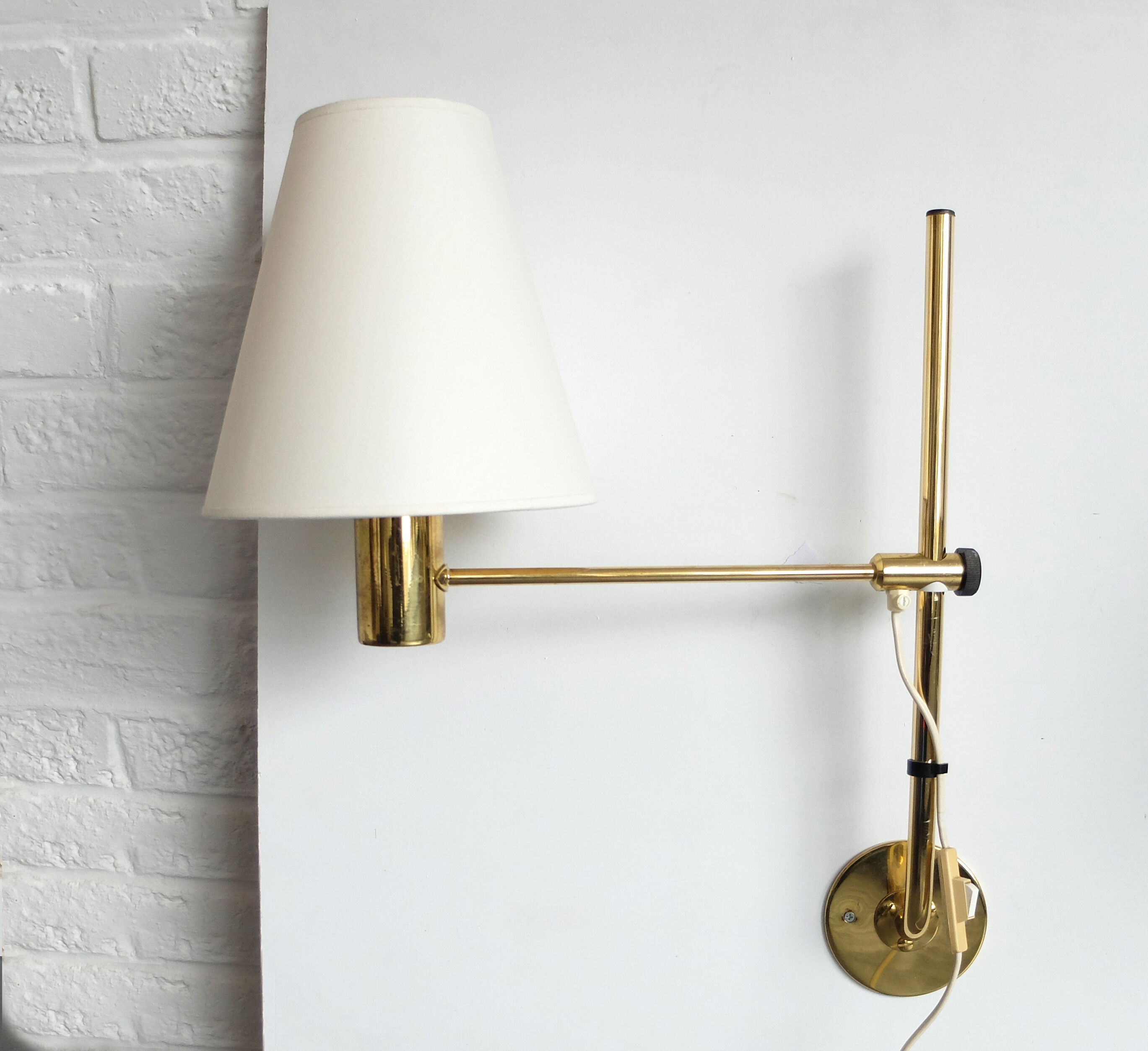 Pair orientable sconces V-393 Hans-Agne Jakobsson for AB Markaryd Sweden, brass