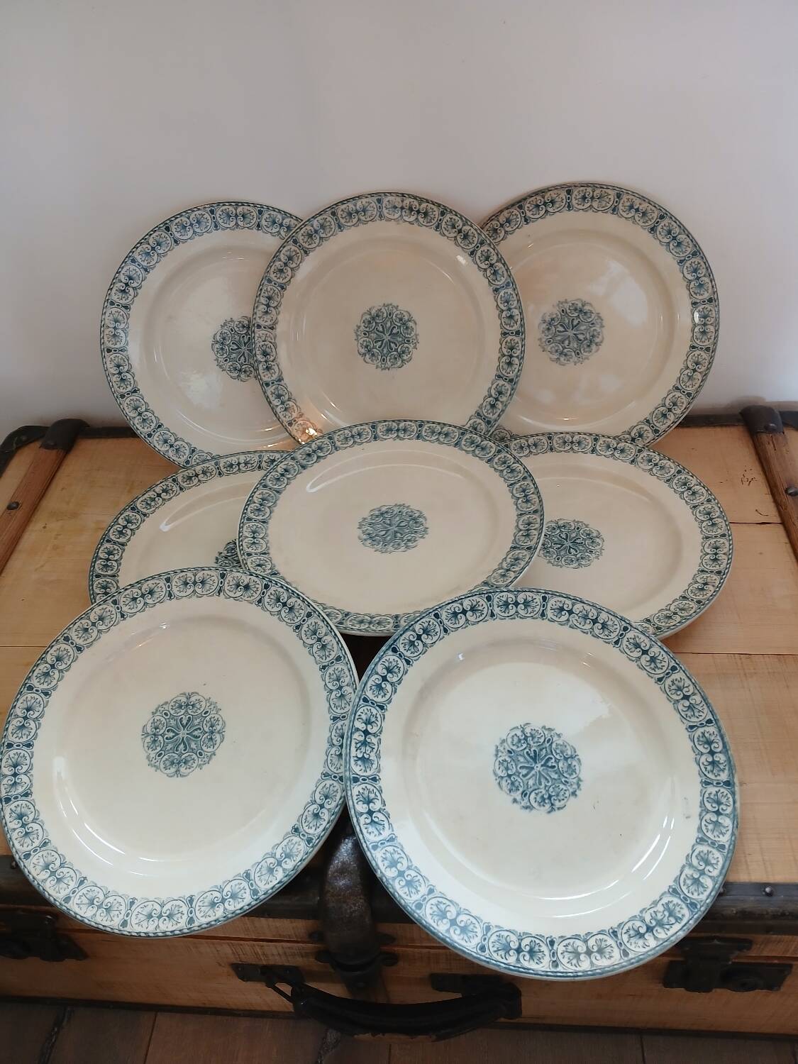 10 old flat plates Terre de fer