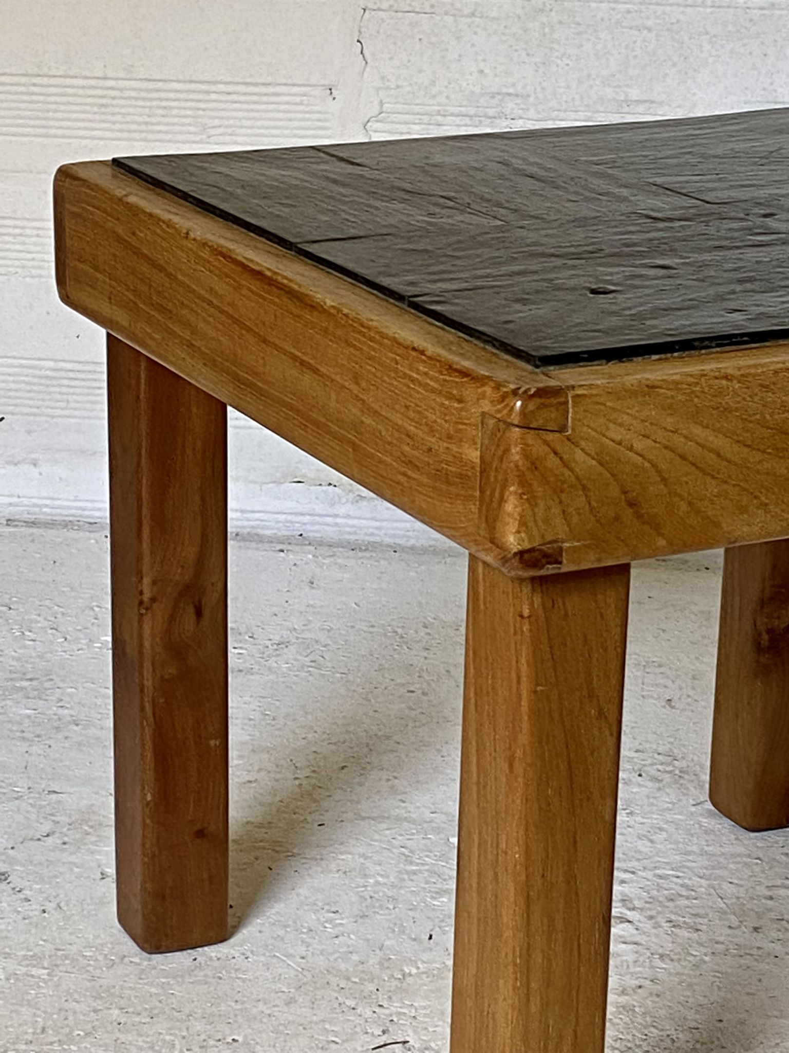 Table basse en orme et ardoise par Maison Regain 1970
