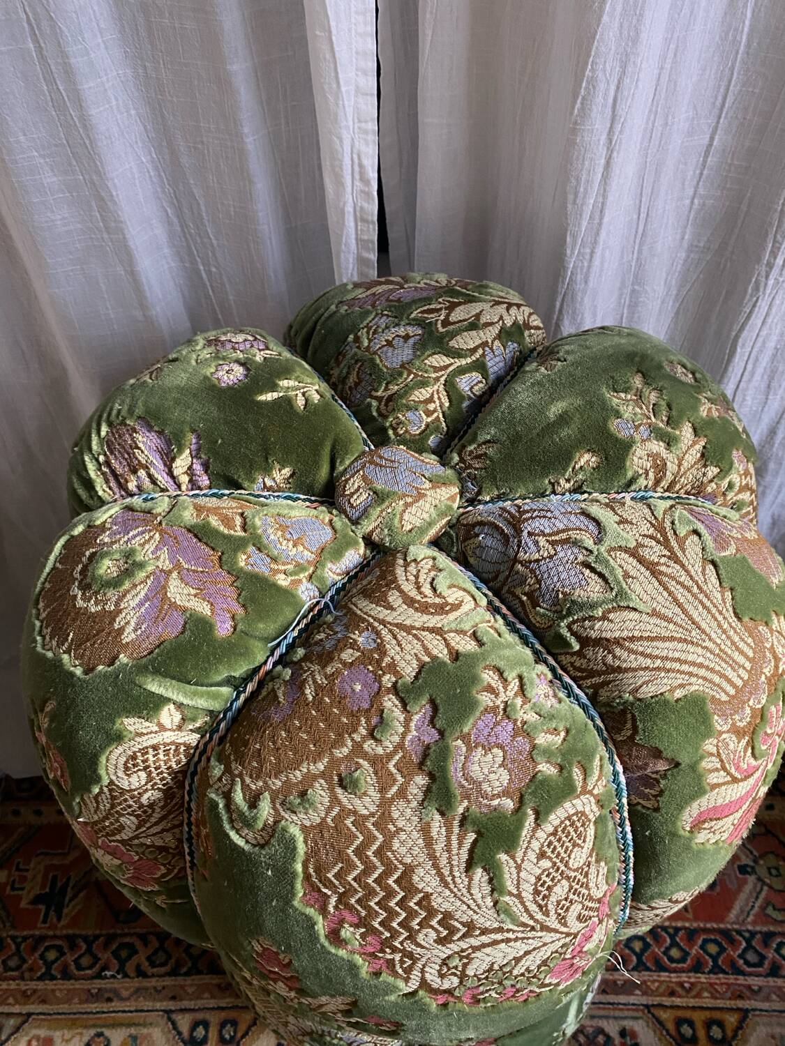 Duo de poufs en velours fleuri