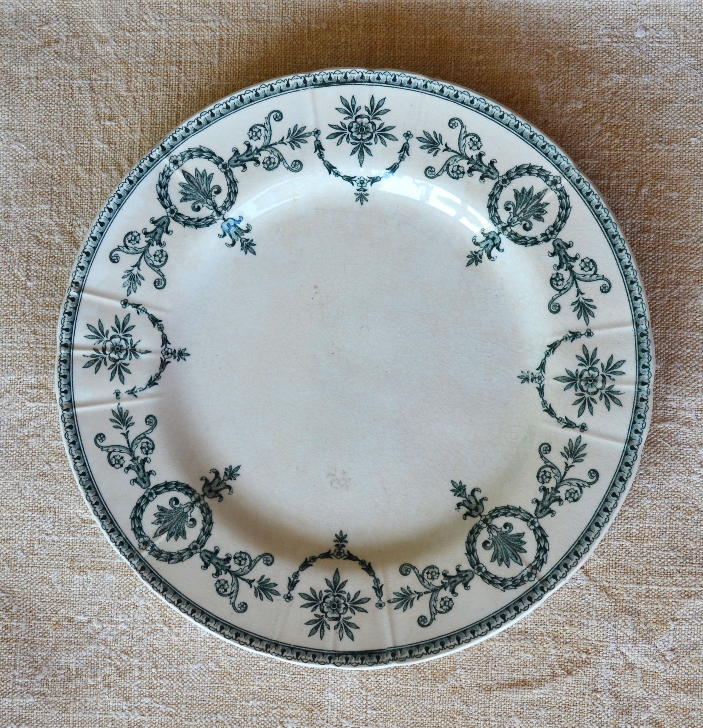 3 iron earth dessert plates model "Malmaison"