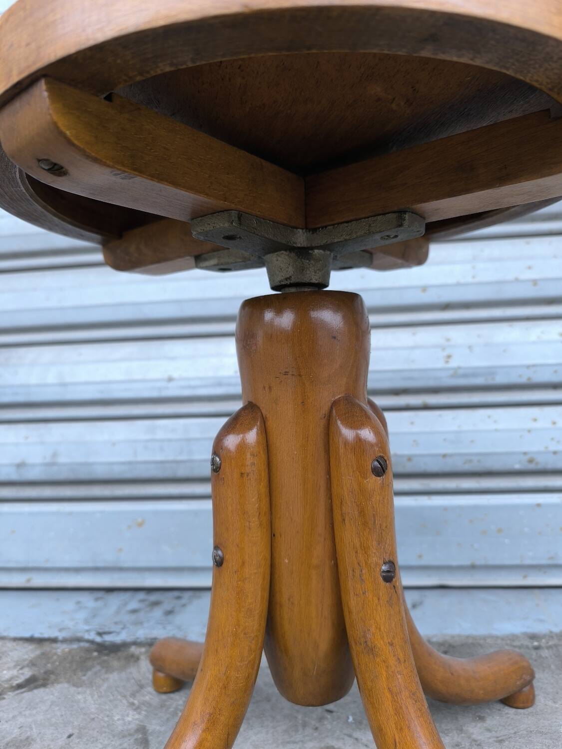 Tabouret en bois courbé réglable