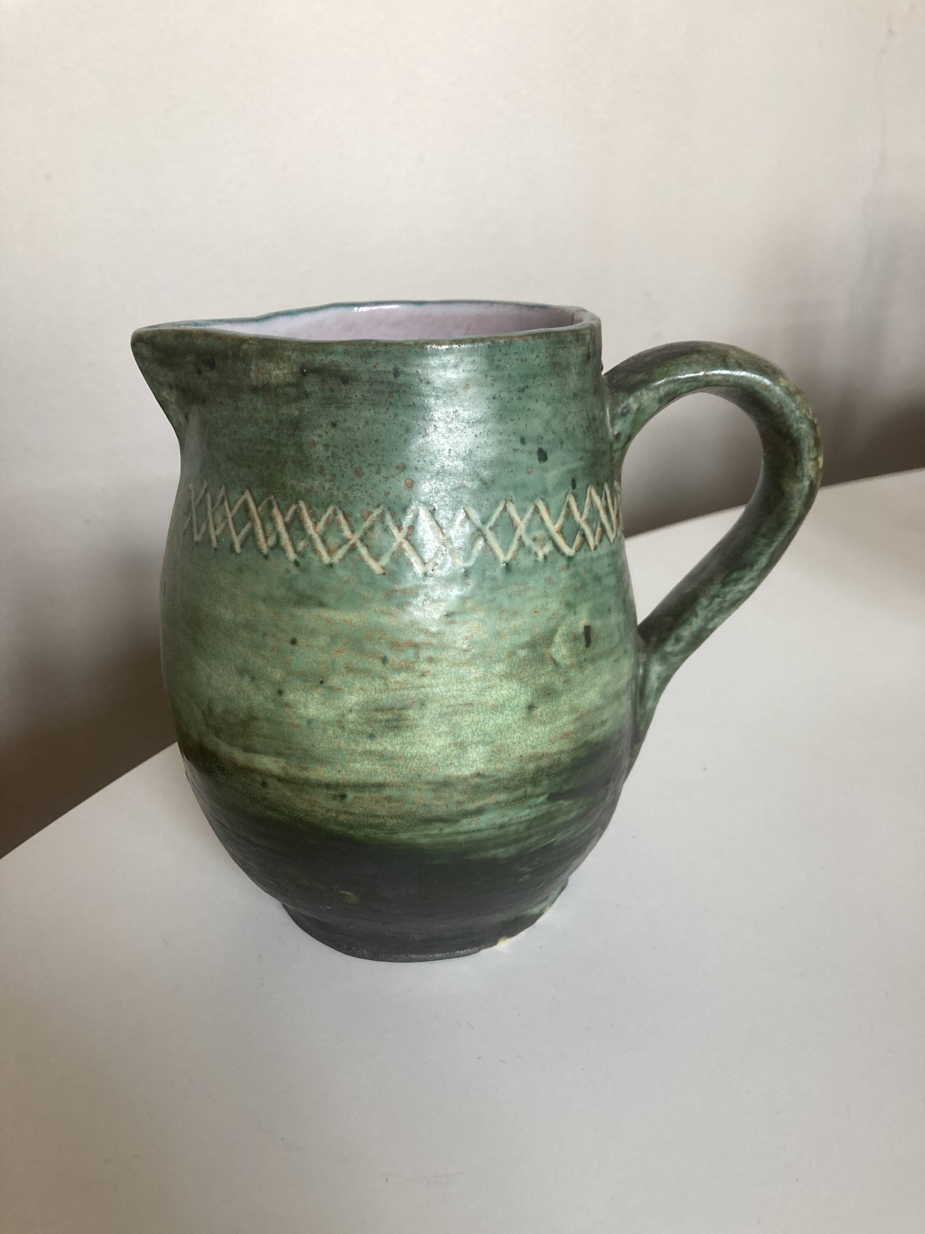 Pichet de potier vert sfumato scarifié 1960