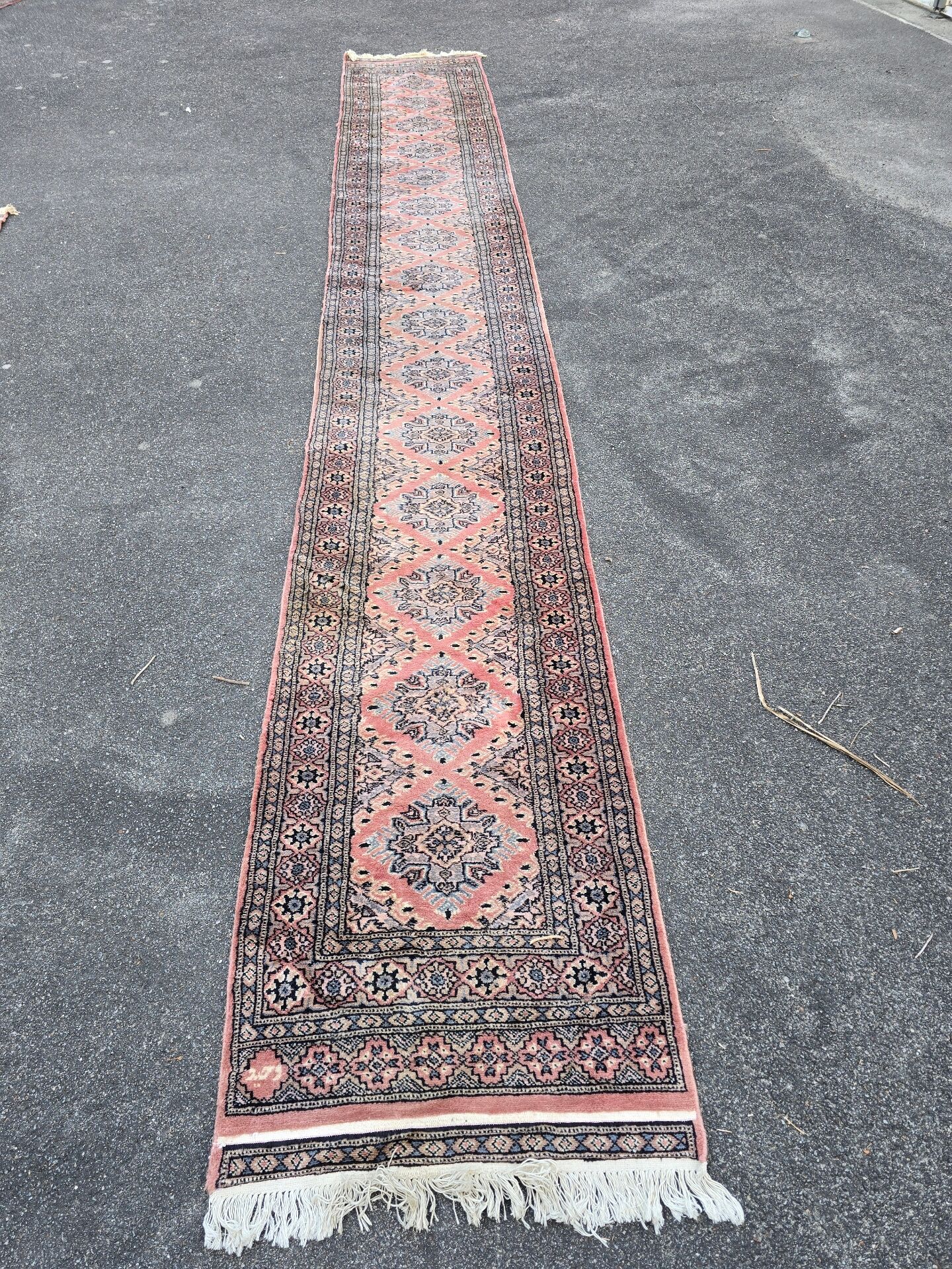 Large hand-knotted Pakistani hallway rug 565 × 75 cm – 100% wool