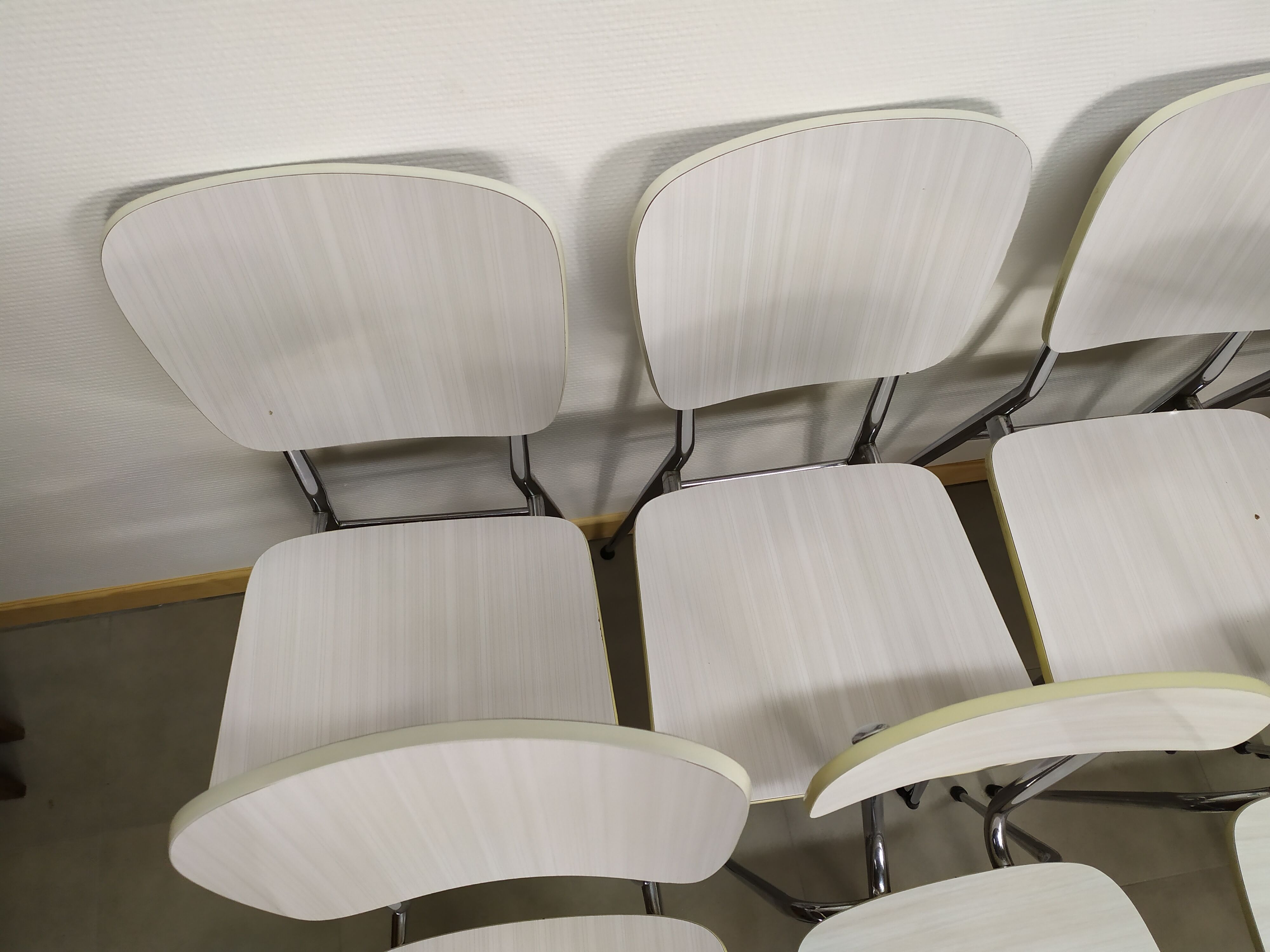 Lot de 9 chaises blanche en formica