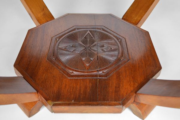 Table basse sculptée Art Déco Colonial vers 1930