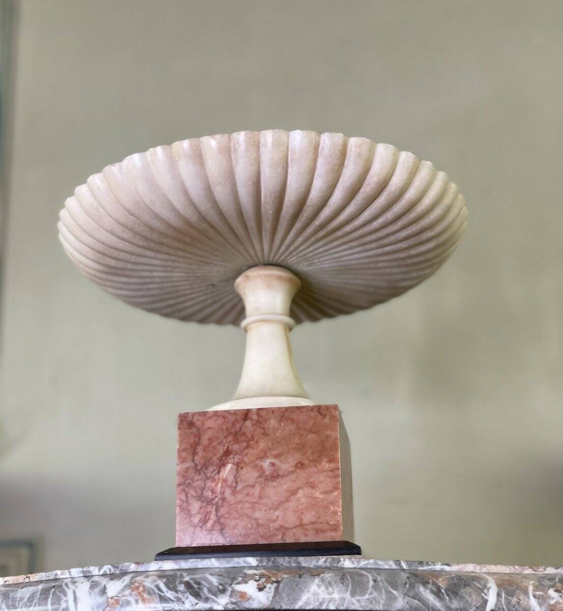 Marble bowl in the antique style, 19th century.