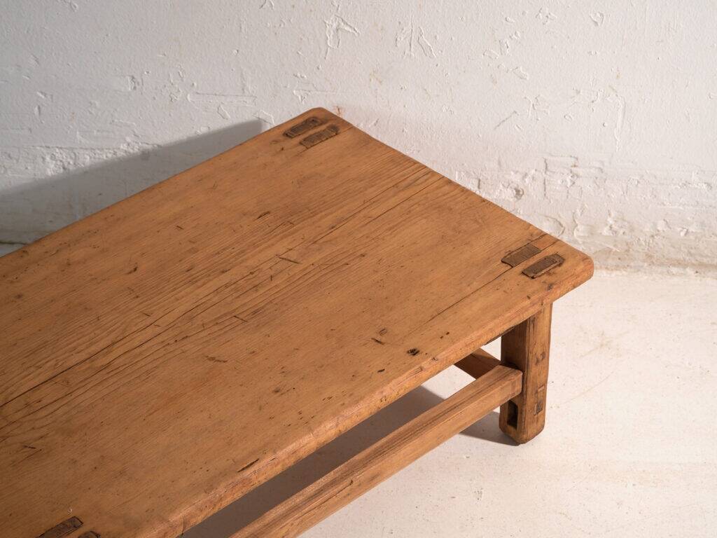 Table basse ancienne en bois de pin – Chine, vers 1890