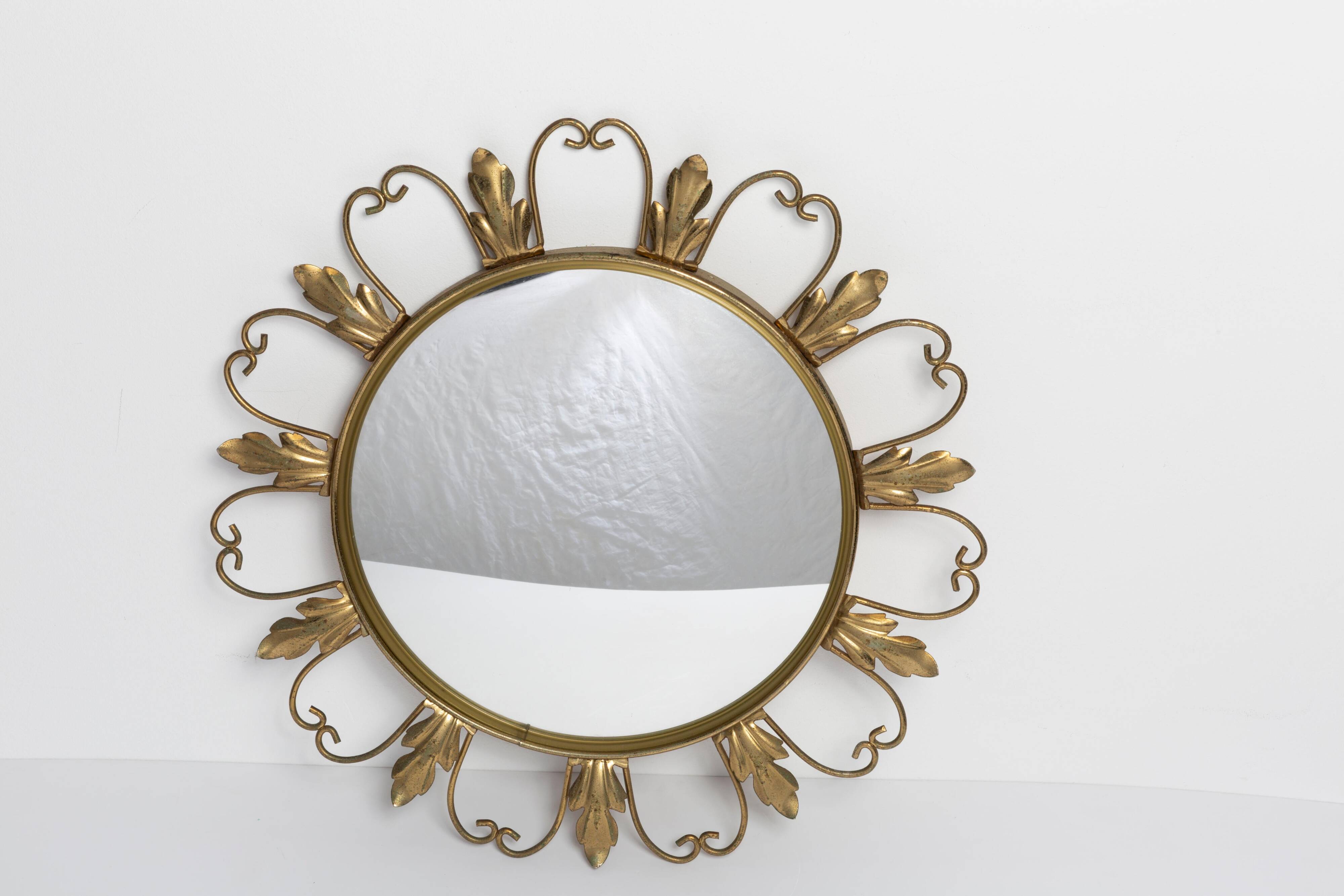 Miroir soleil doré milieu de siècle, métal et bois, Belgique, 1960