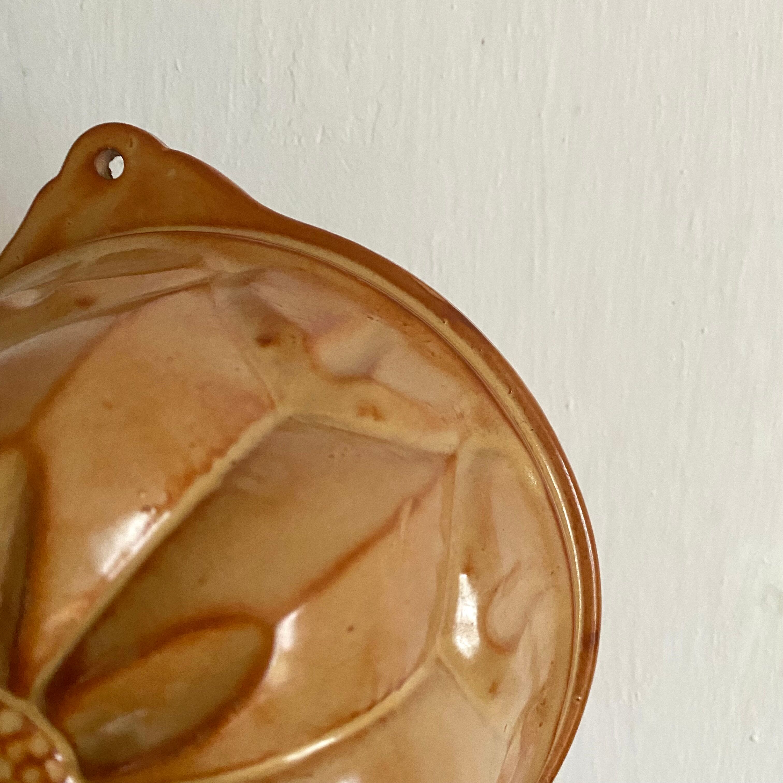 Decorative stoneware cake mould