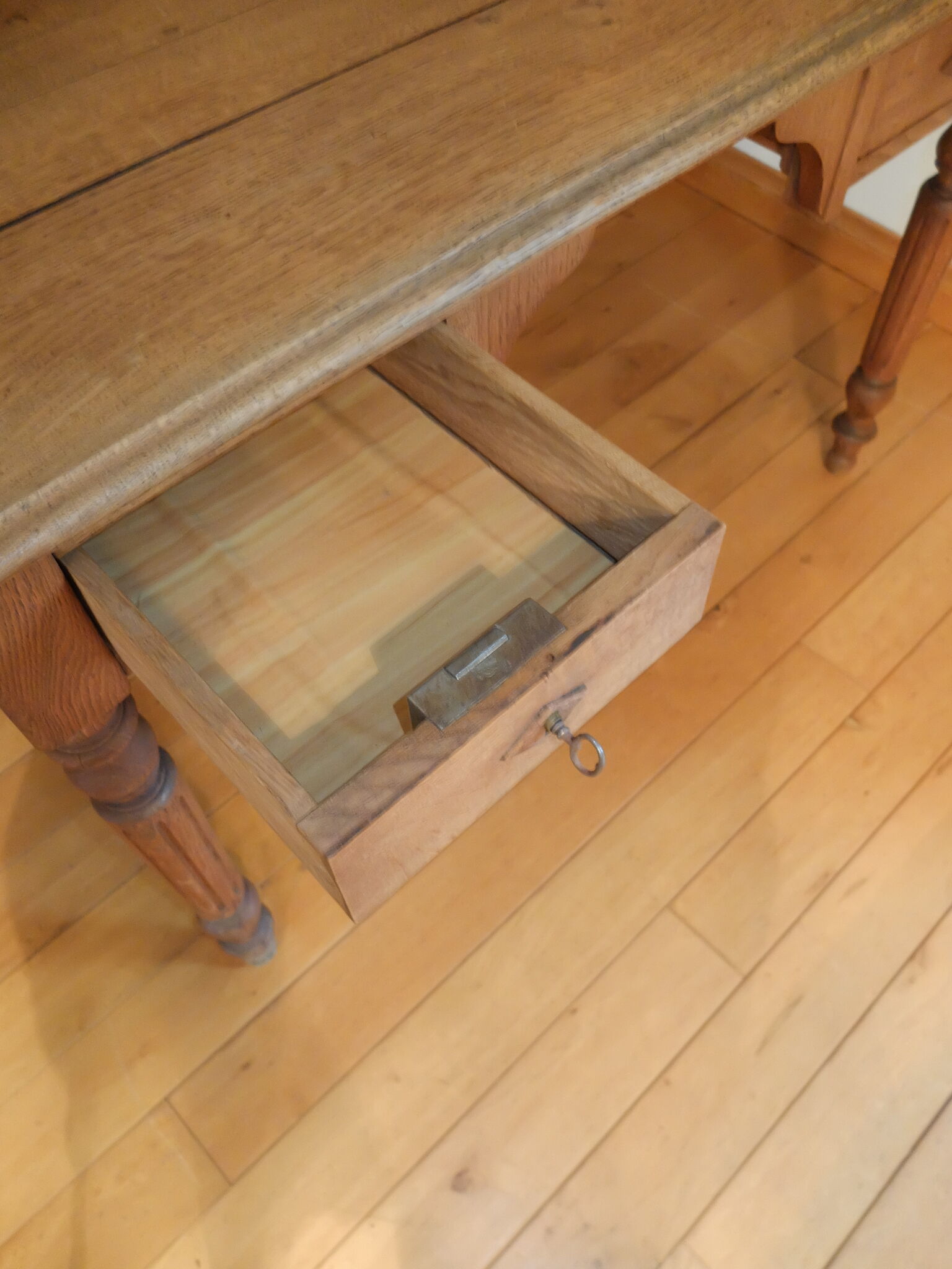 Bureau en chêne à deux tiroirs années 30
