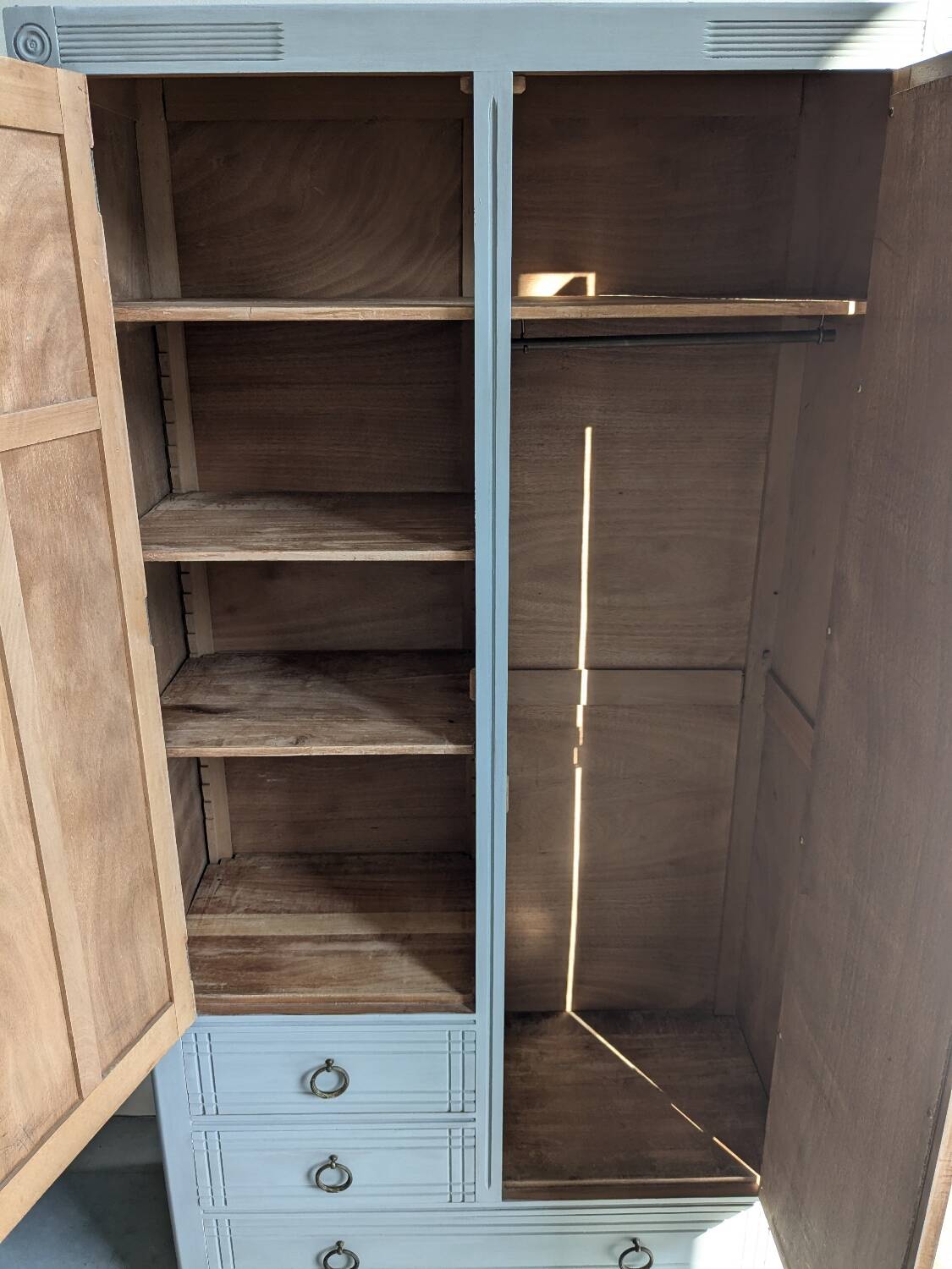 Armoire parisienne restaurée