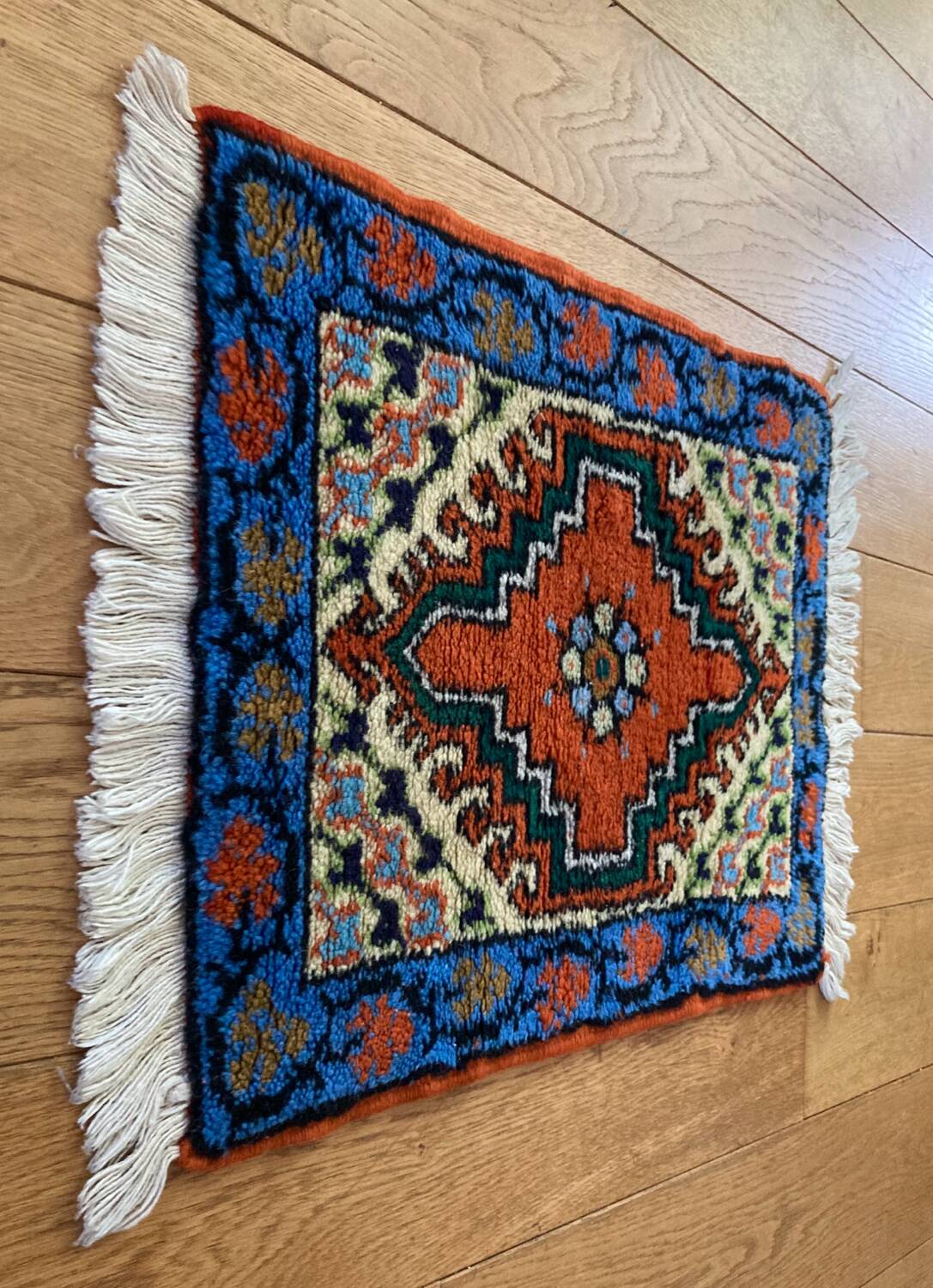 Oriental rug in hand-woven wool from the 20th century