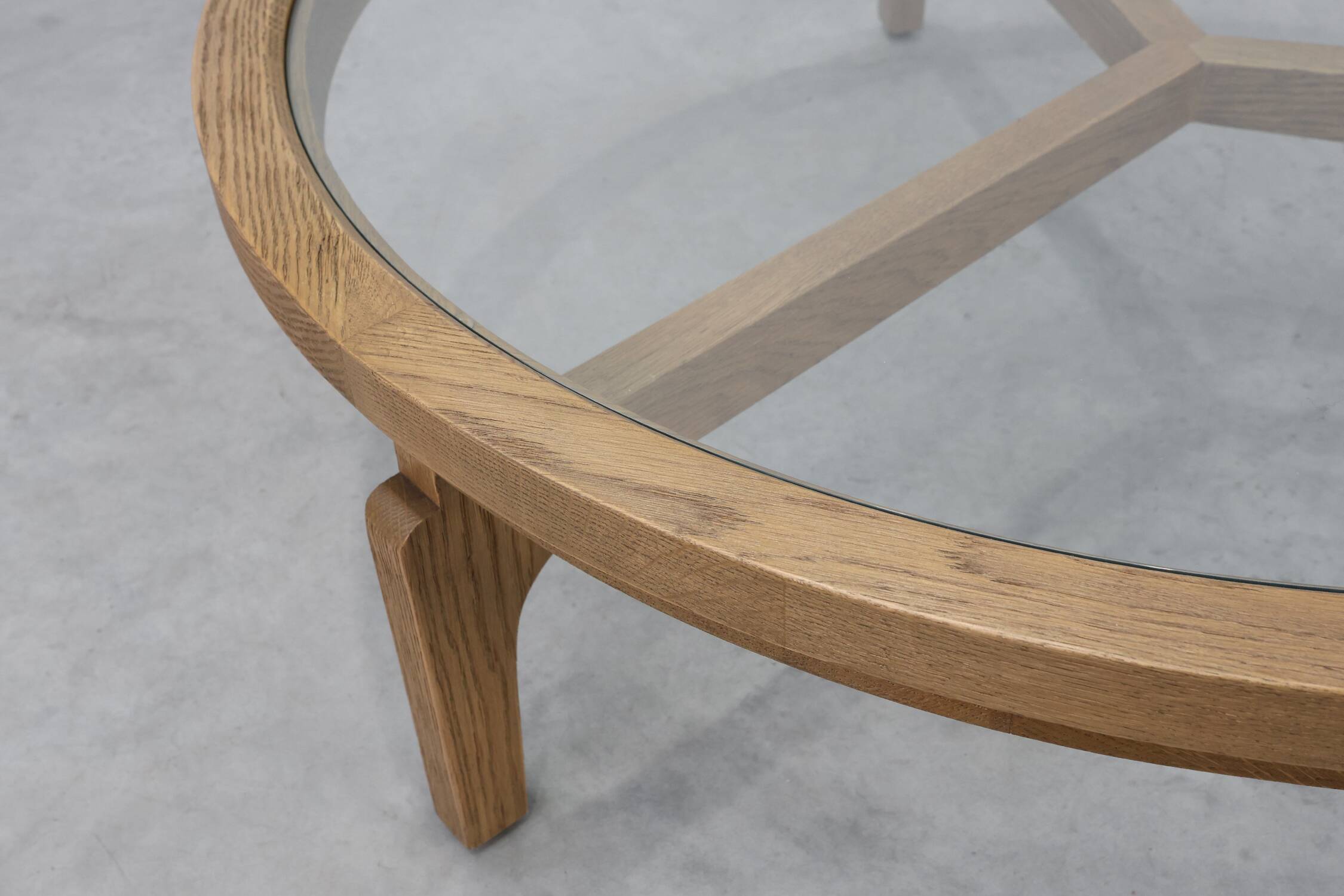 Table moderne en bois de cèdre et verre, Italie fin du 20e siècle