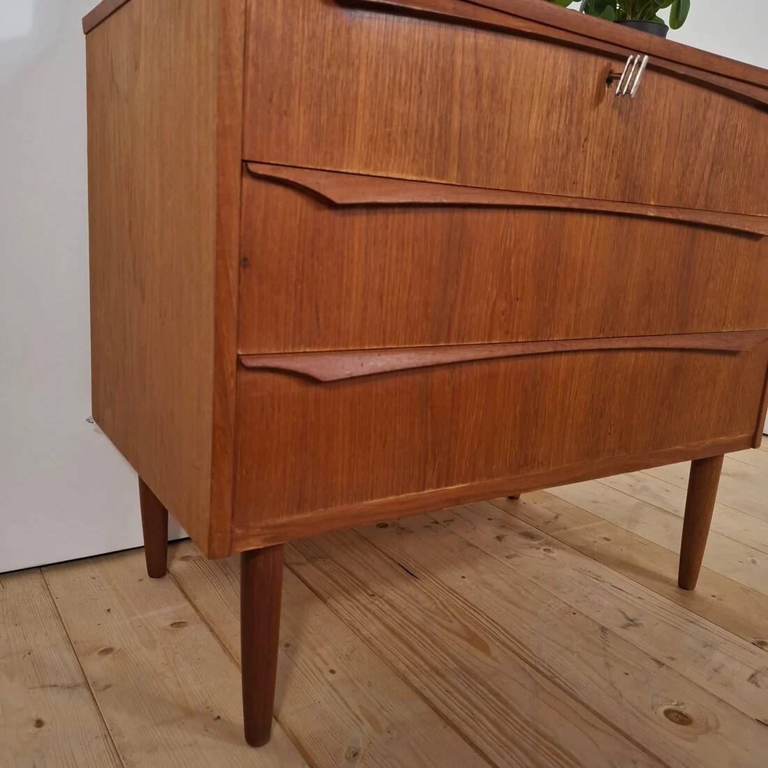 Small vintage chest of drawers with three drawers – Scandinavian mid-century teak design, 1960s