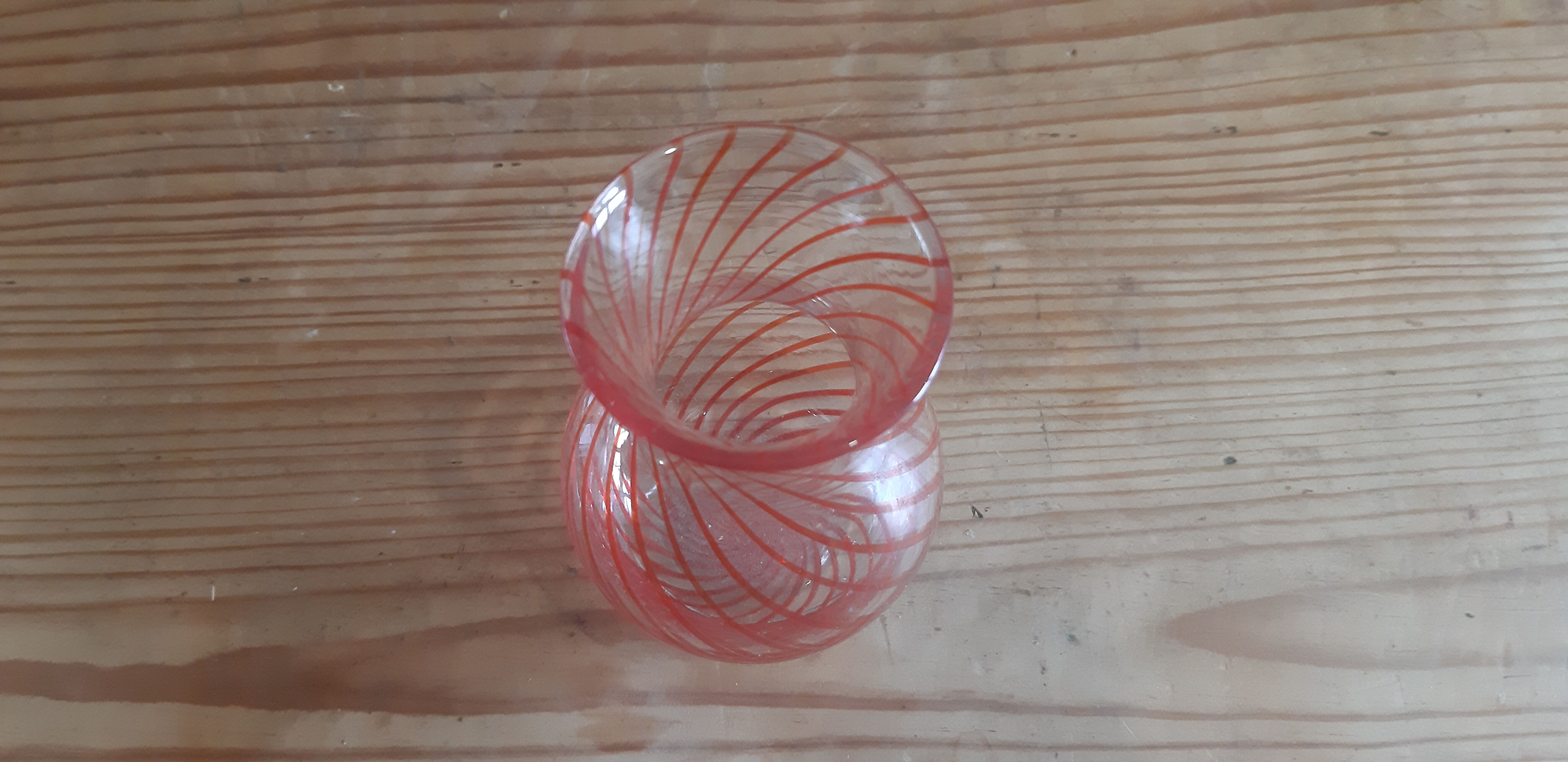 Vase en verre vintage liseré rouge