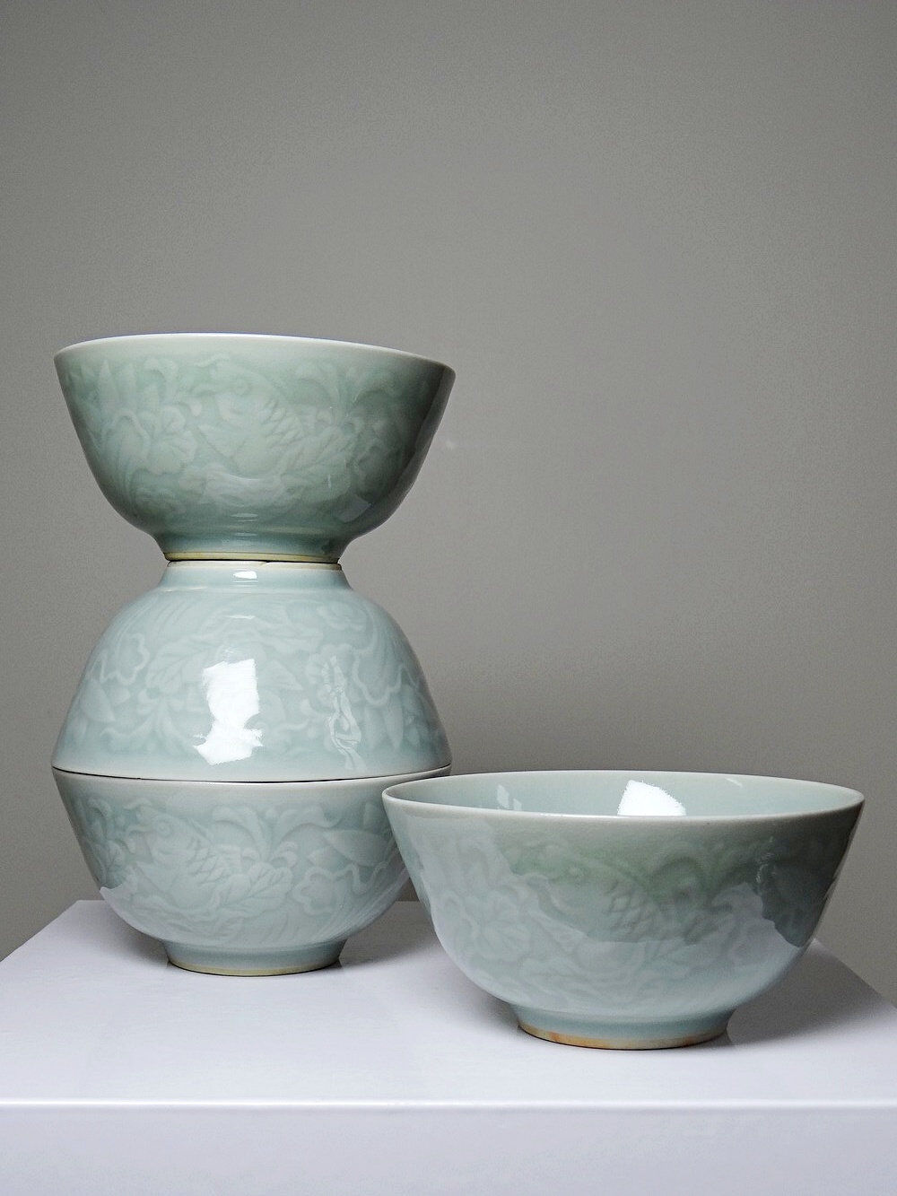 4 vintage Chinese rice bowls in celadon porcelain from the 70s-80s with reliefs of koi carp.