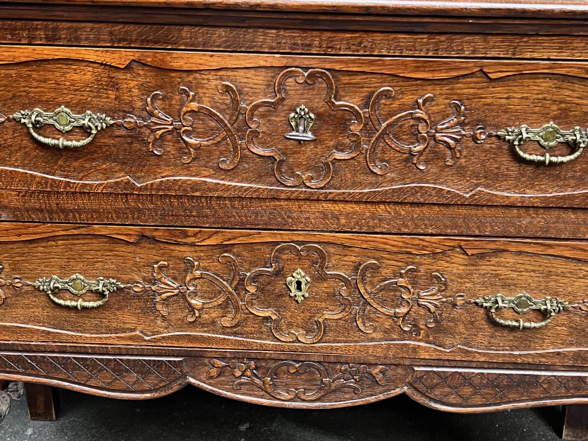 Antique Louis XV style chest of drawers from the 1800s.