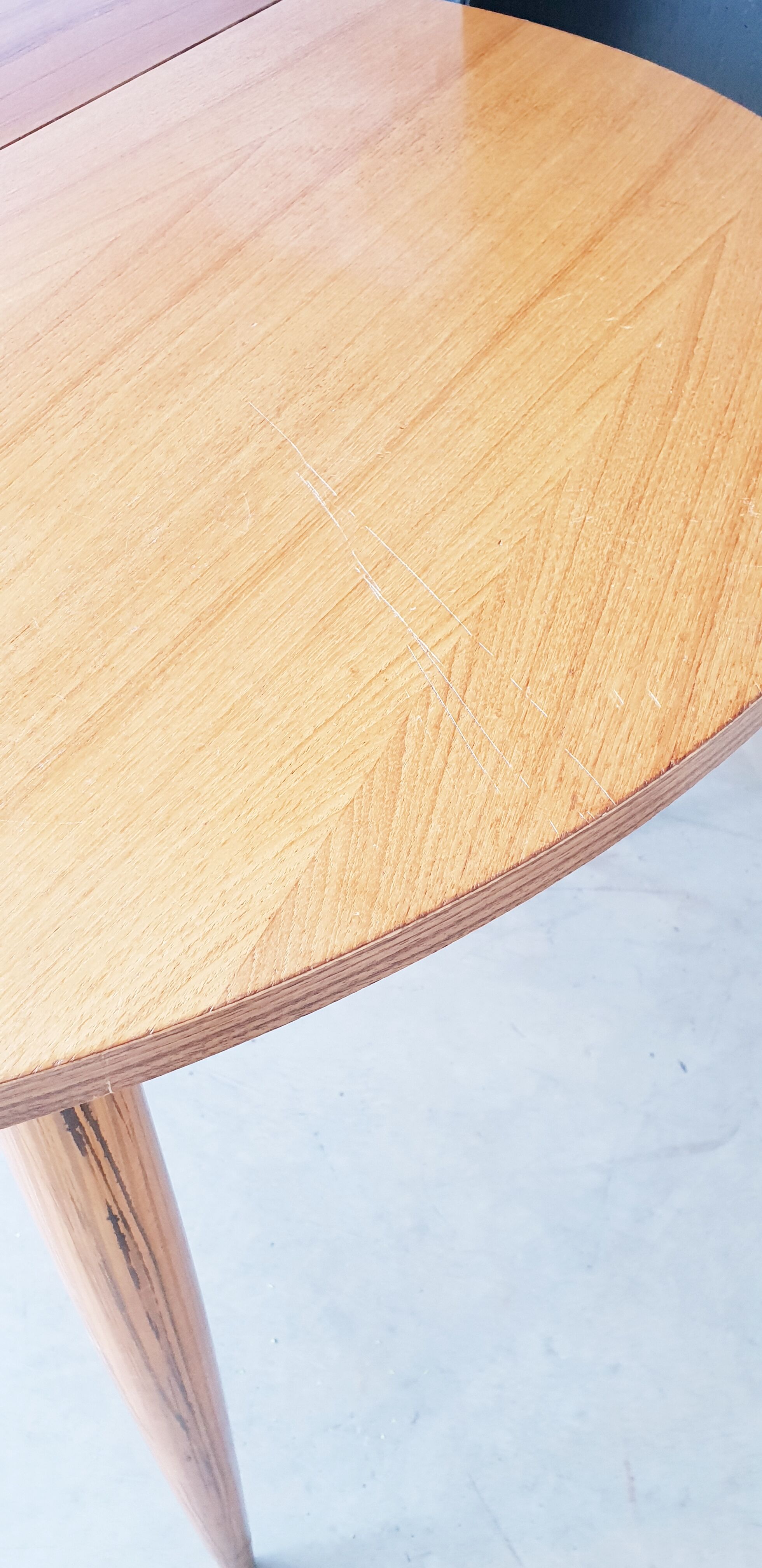 Scandinavian expandable table