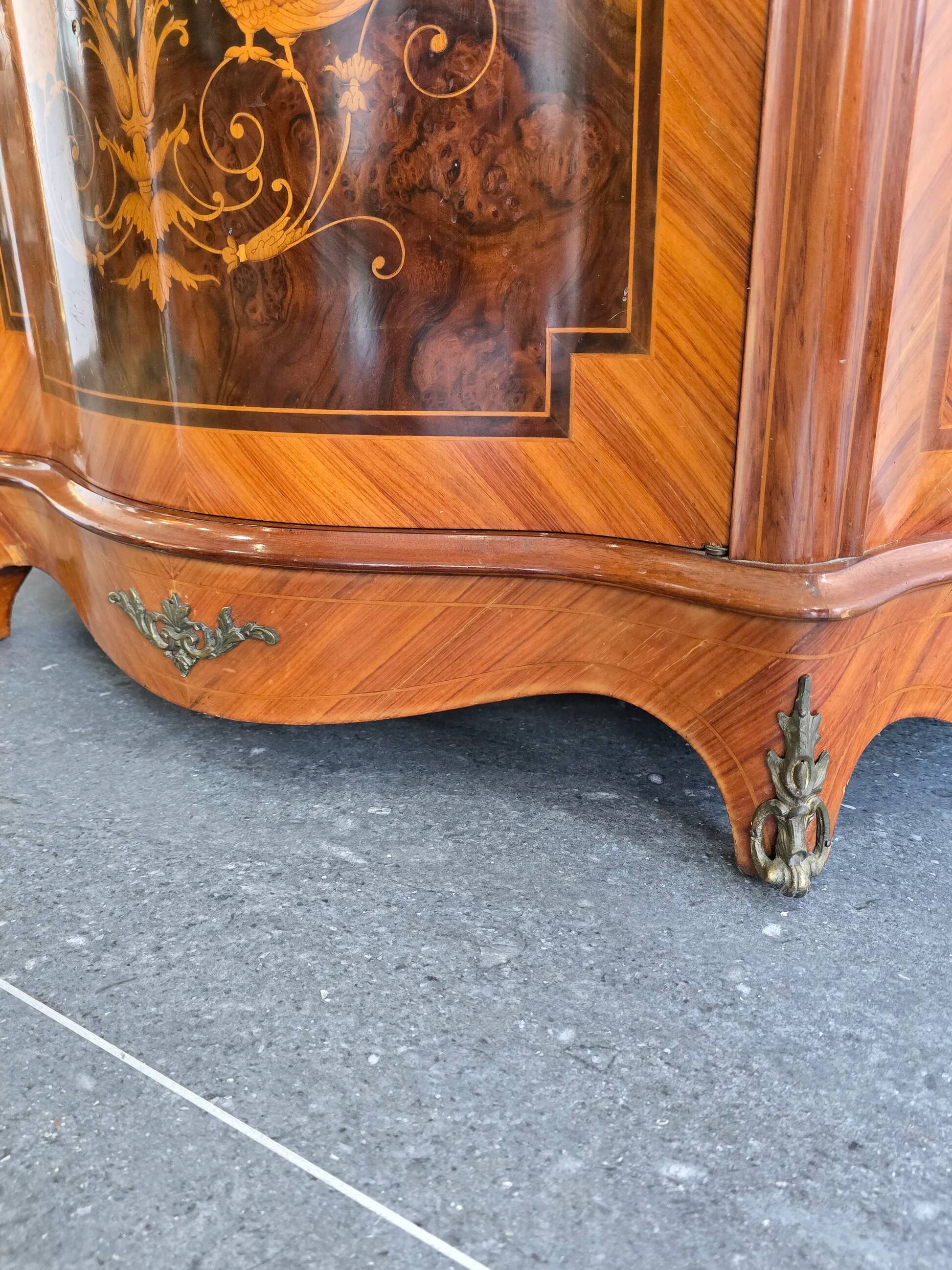 Curved support furniture in floral marquetry – Louis XV style, marble top, late 19th century.