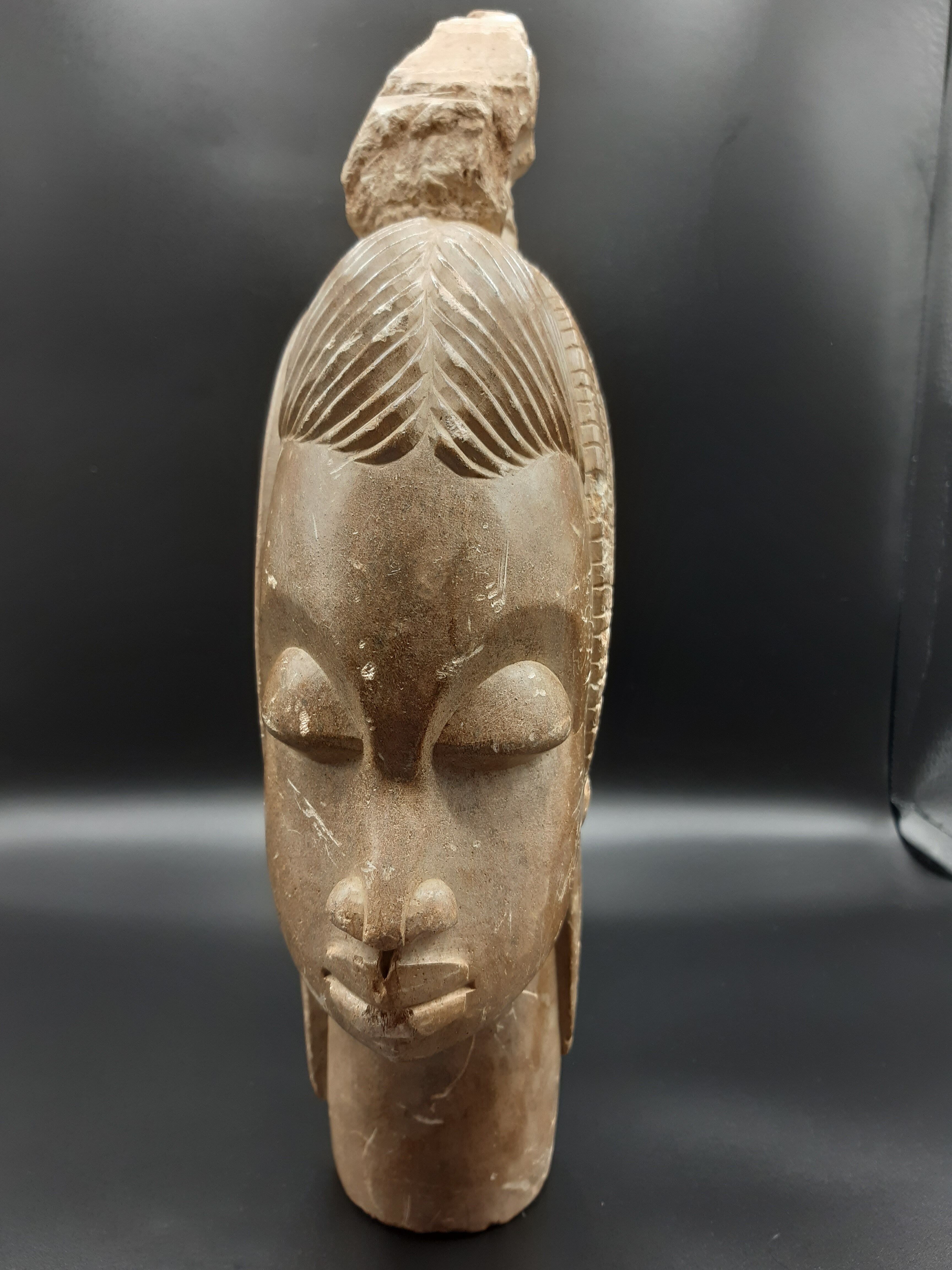 Buste de femme africaine en pierre mbigou