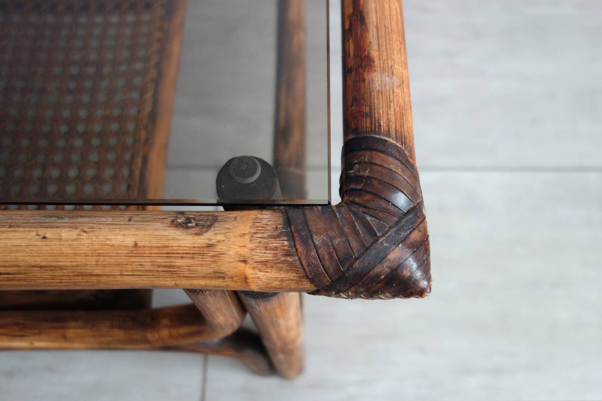 Table basse vintage bambou, rotin et cuir années 60