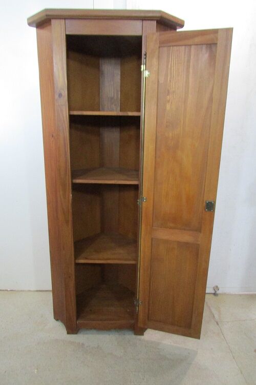 Corner, furnished to high angle pine