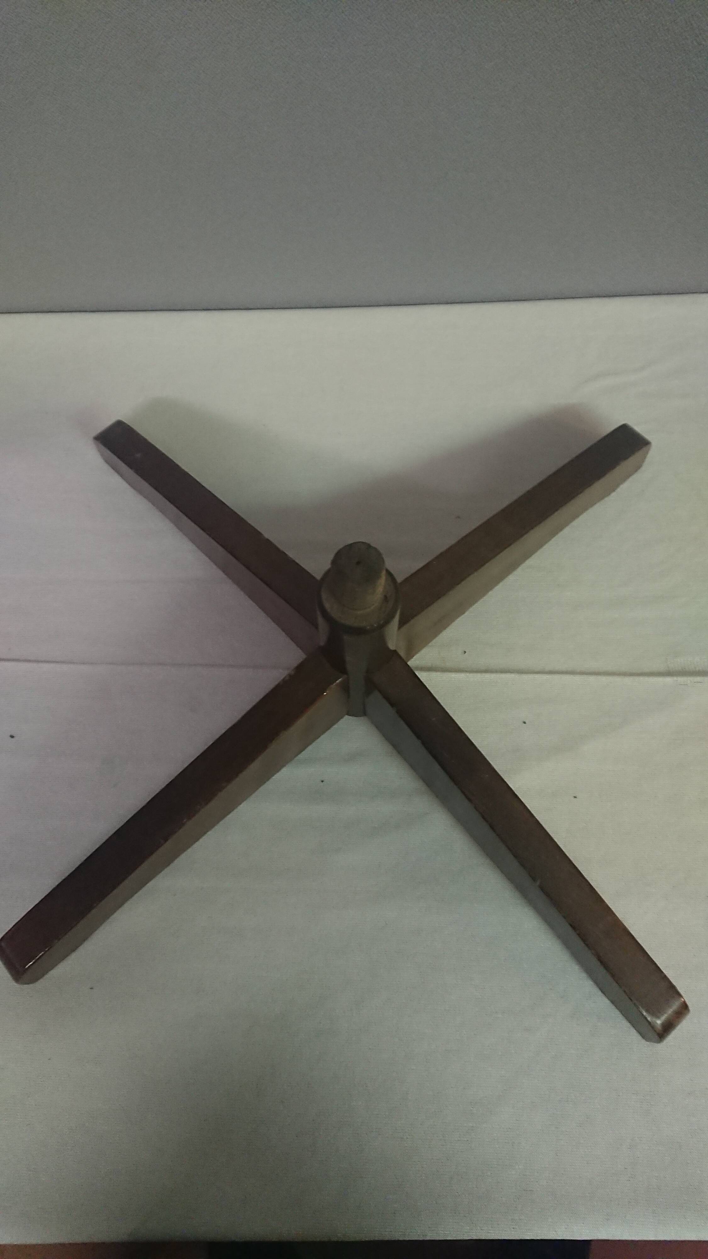 Flexible wooden coatrack