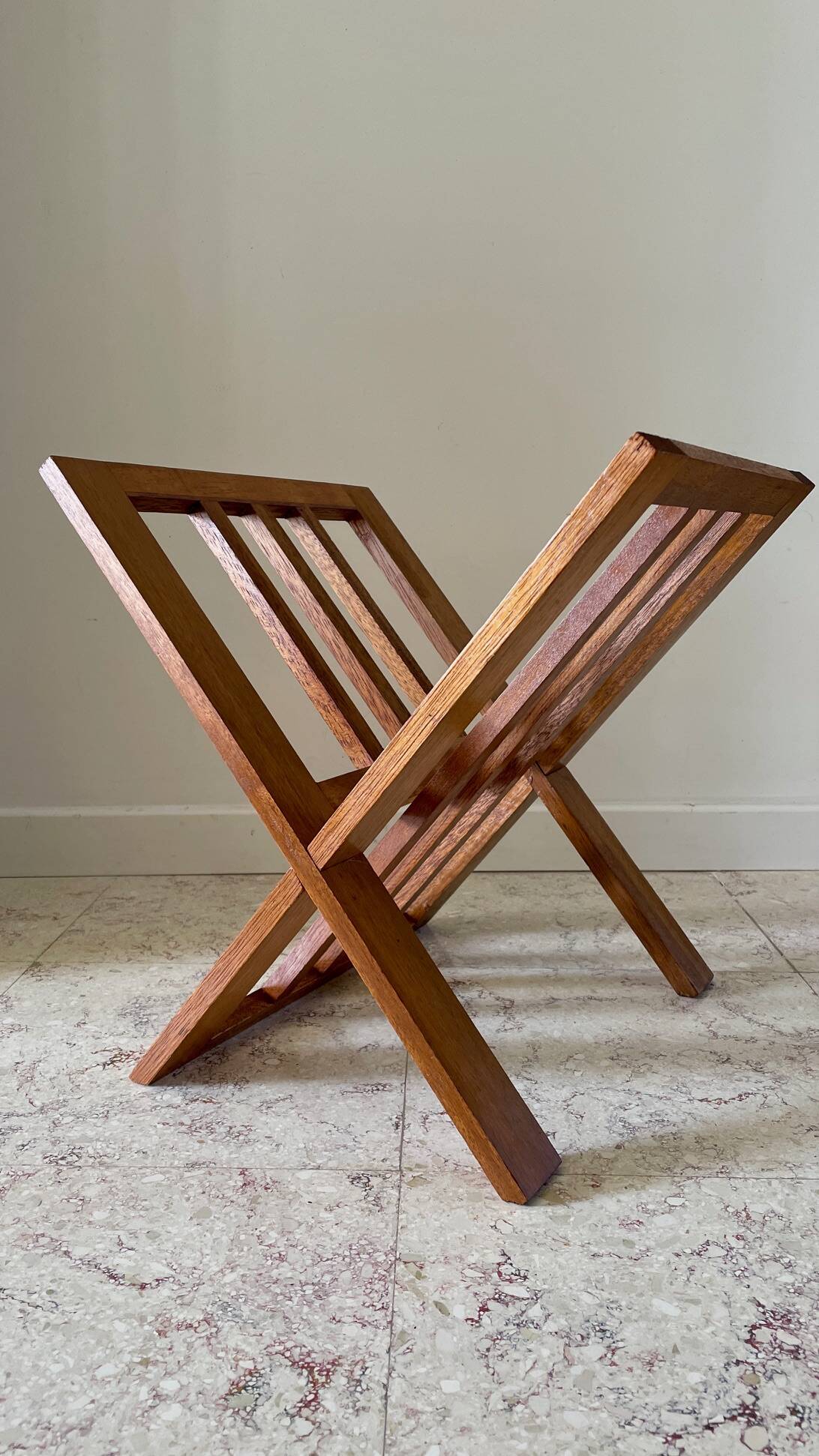 Vintage design geometric magazine rack