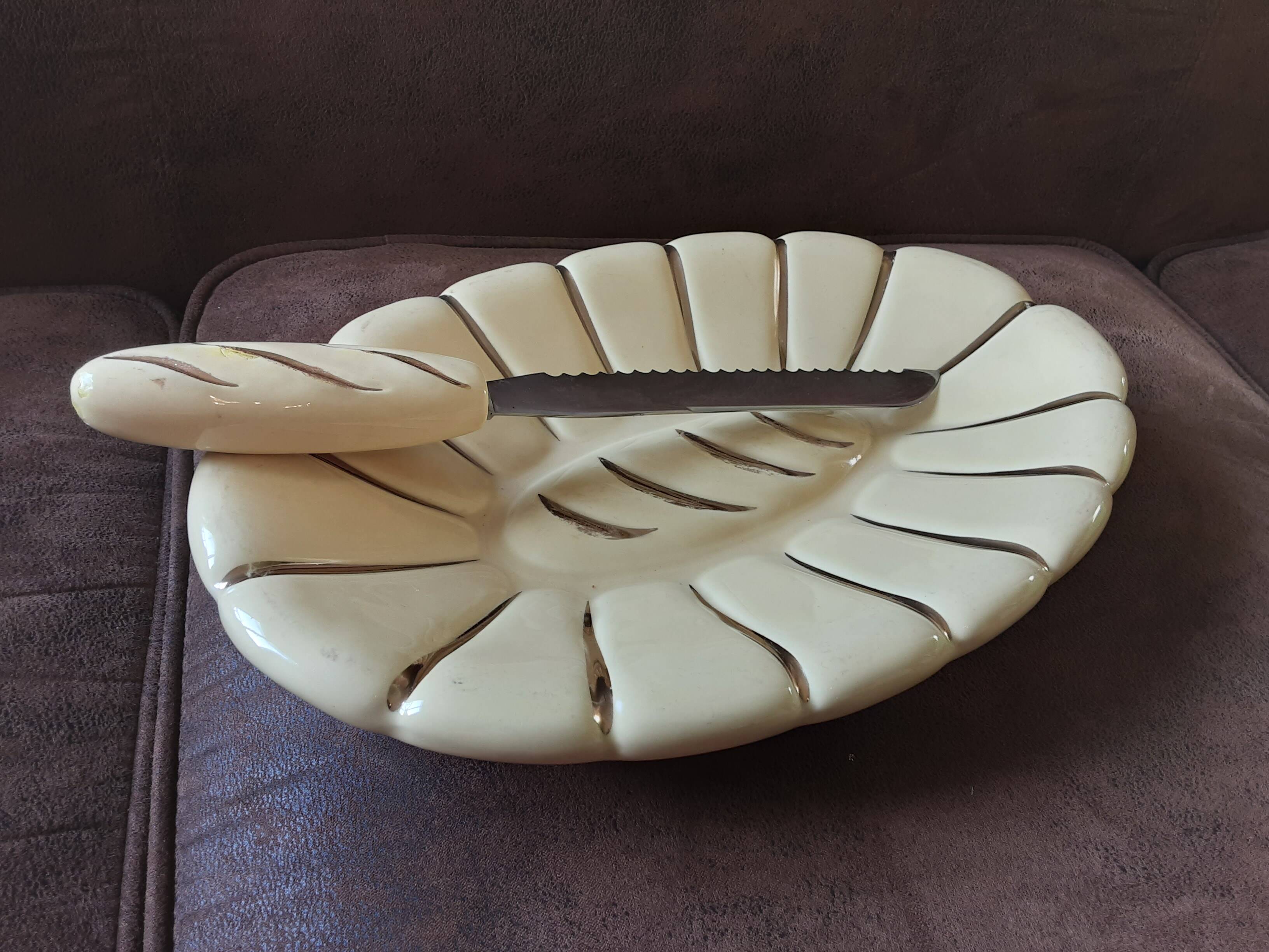 Bread basket and knife