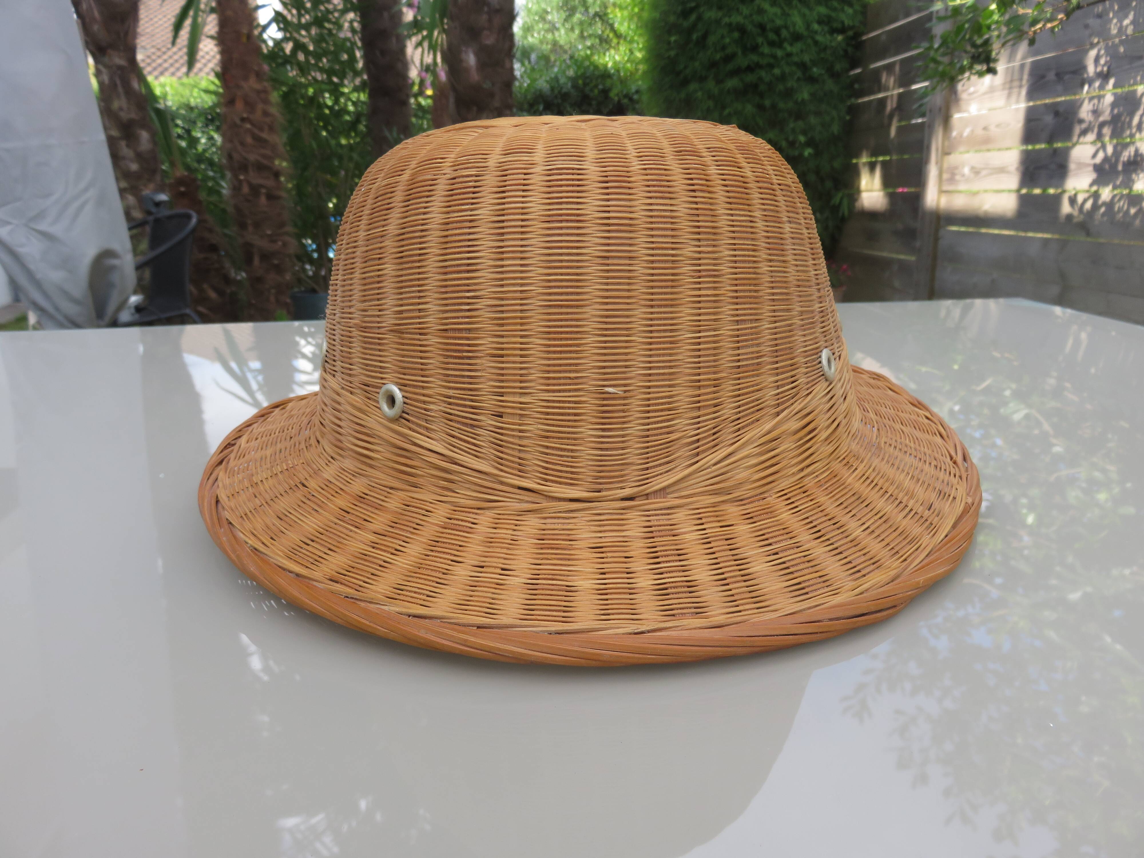 Chapeau, casque colonial, en rotin, osier, décoration murale, 1960 - 1970
