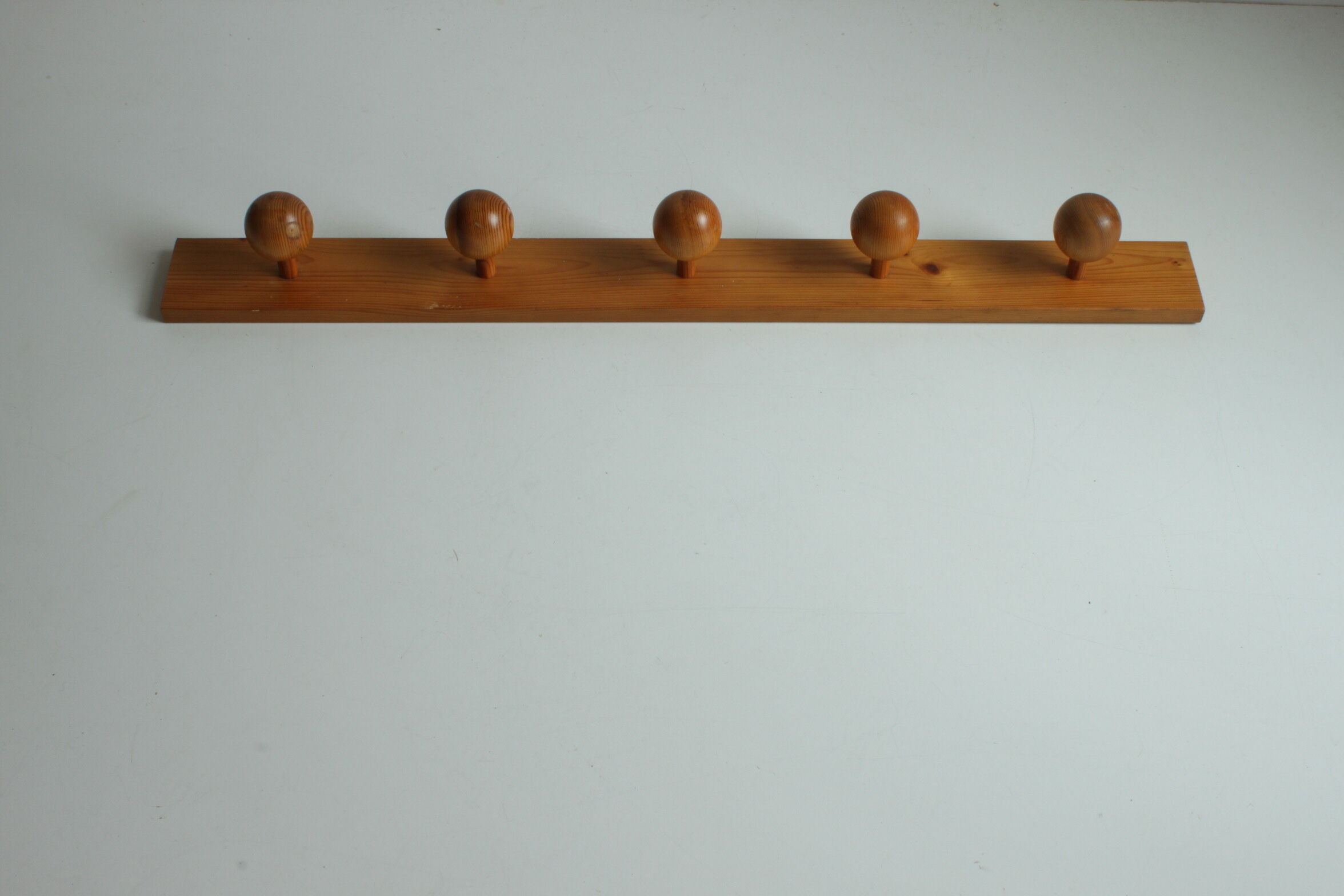 Scandinavian pine wooden ball shaped coat hooks, 1970s.