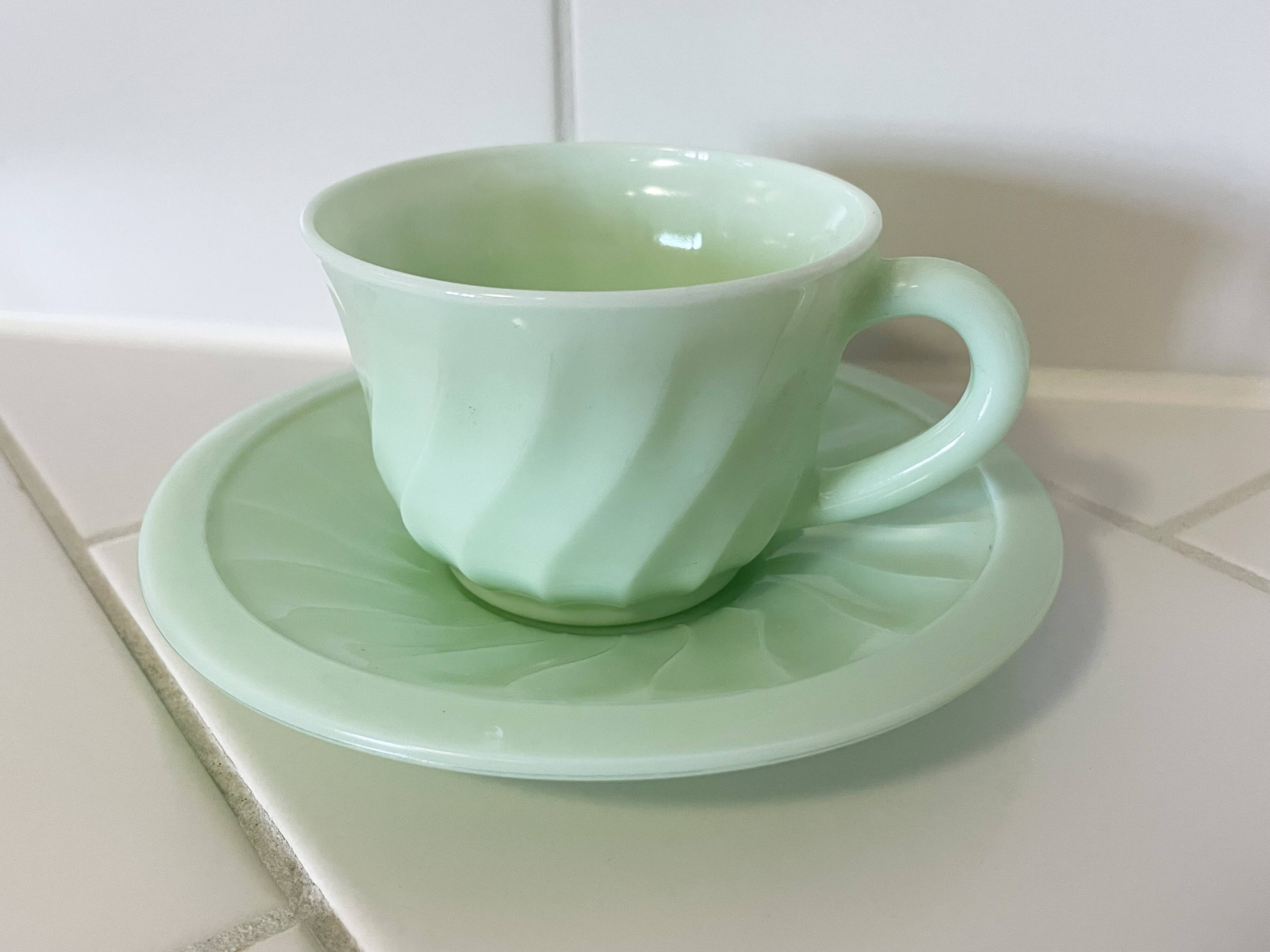 Tasse à thé et soucoupe en opaline vert menthe à motif tourbillon, fabriquées en France