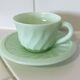 Tasse à thé et soucoupe en opaline vert menthe à motif tourbillon, fabriquées en France