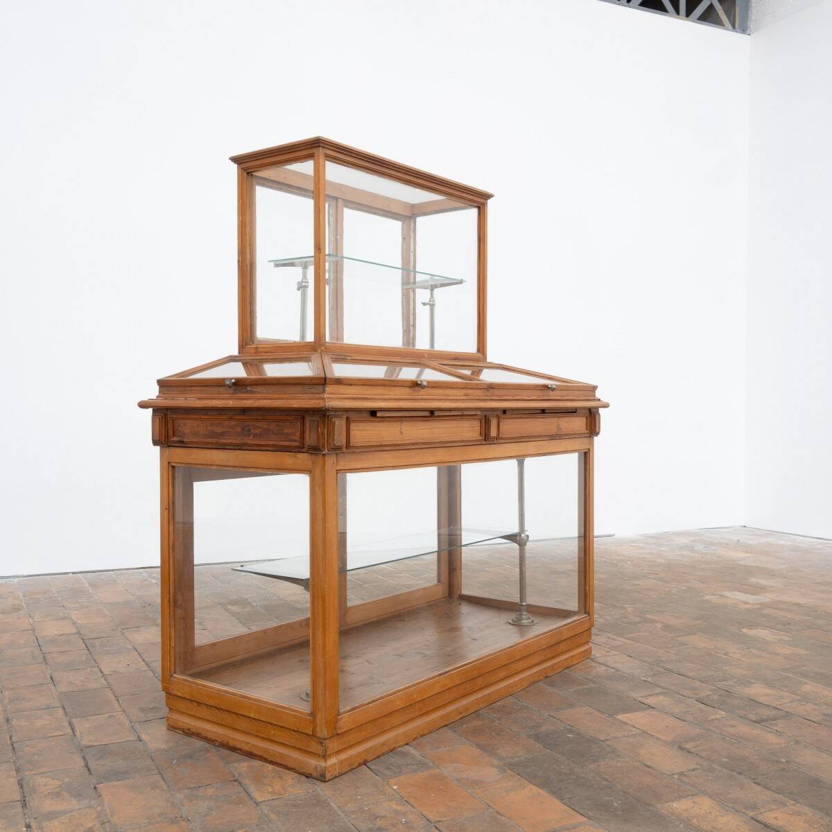 Ancienne vitrine de présentation - début du XXème siècle