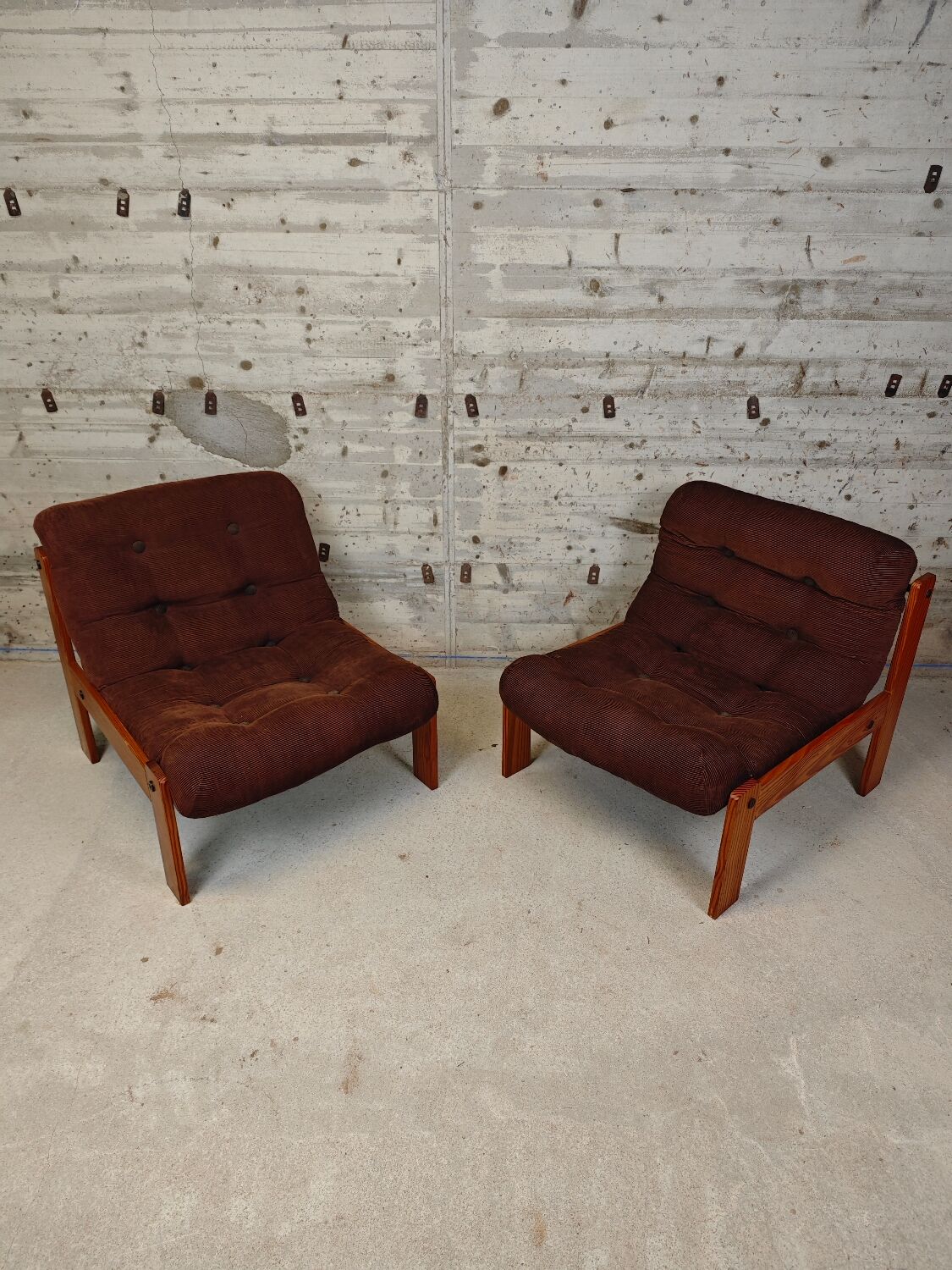 Pair of armchairs in pine and velvet