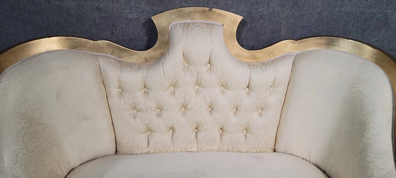 Banquette vintage à dossier capitonné, revêtu d’un tissu ivoire