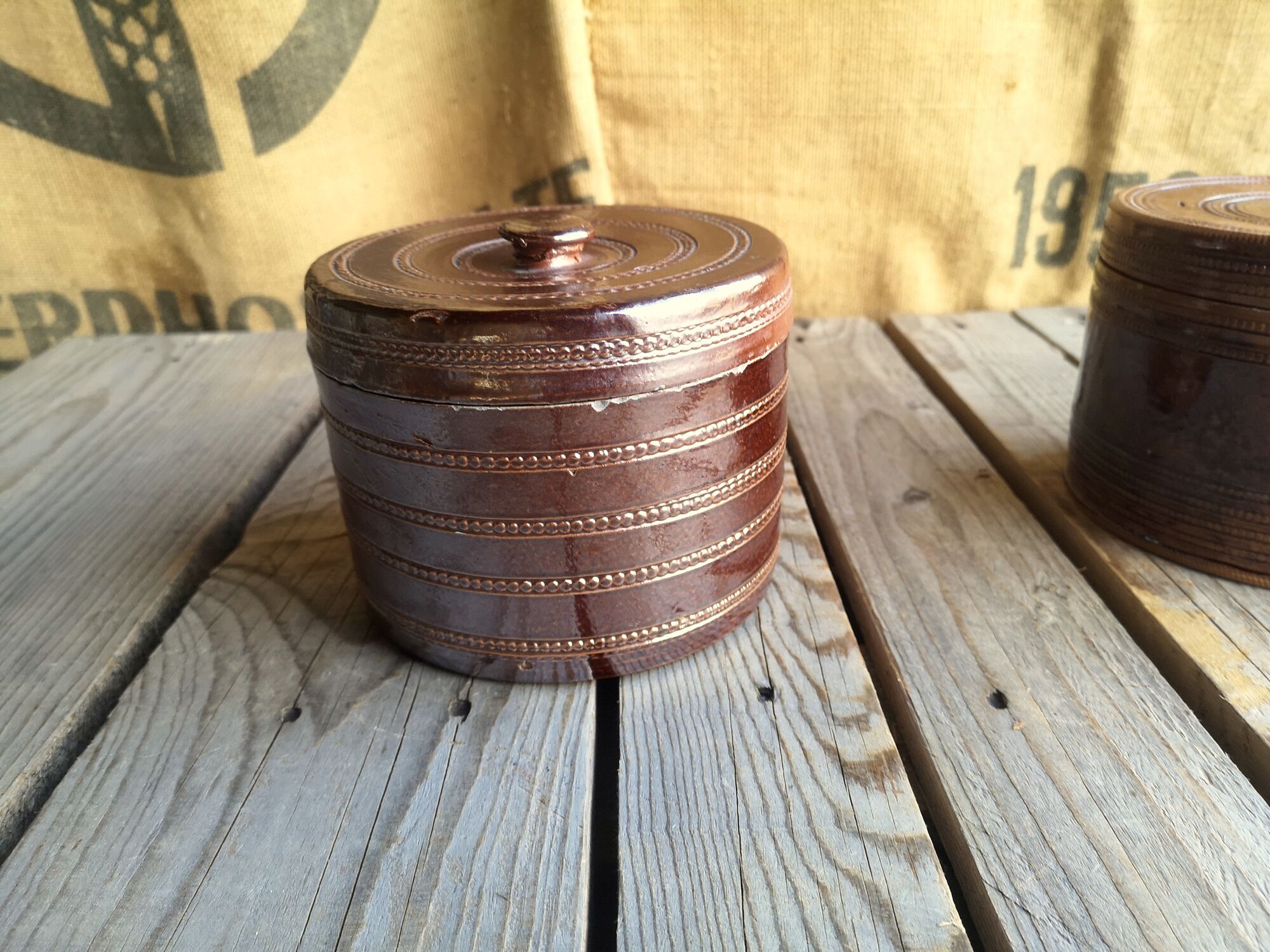 2 decorative sandstone boxes with lid