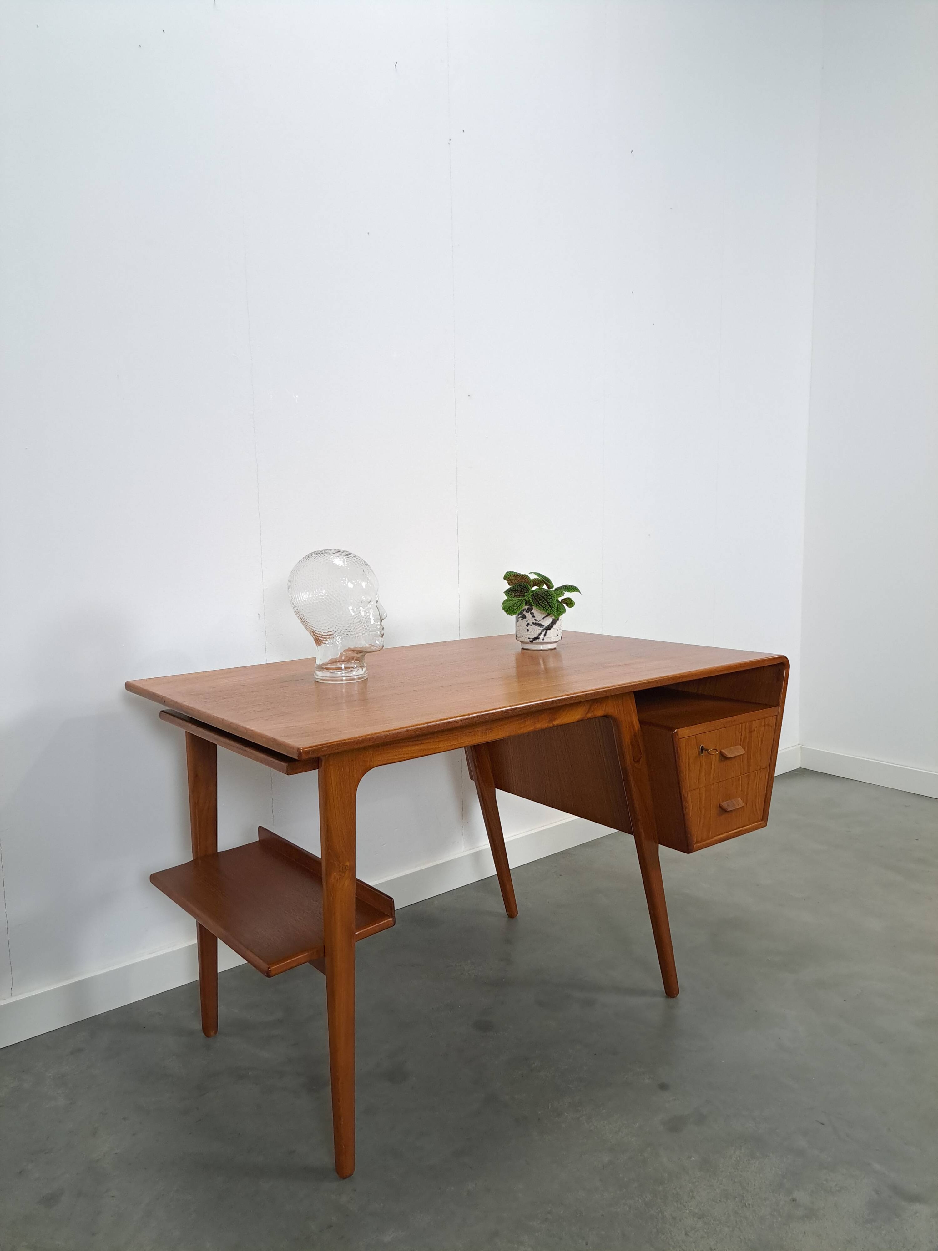 Teak vrijstaand partner bureau met schuine vormen, lades en extra werkblad