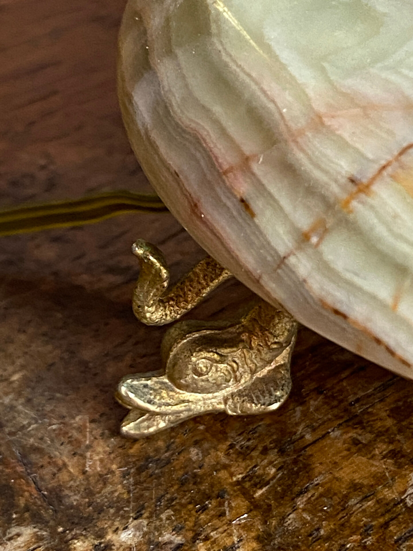 Onyx lamp, fish feet in bronze.
